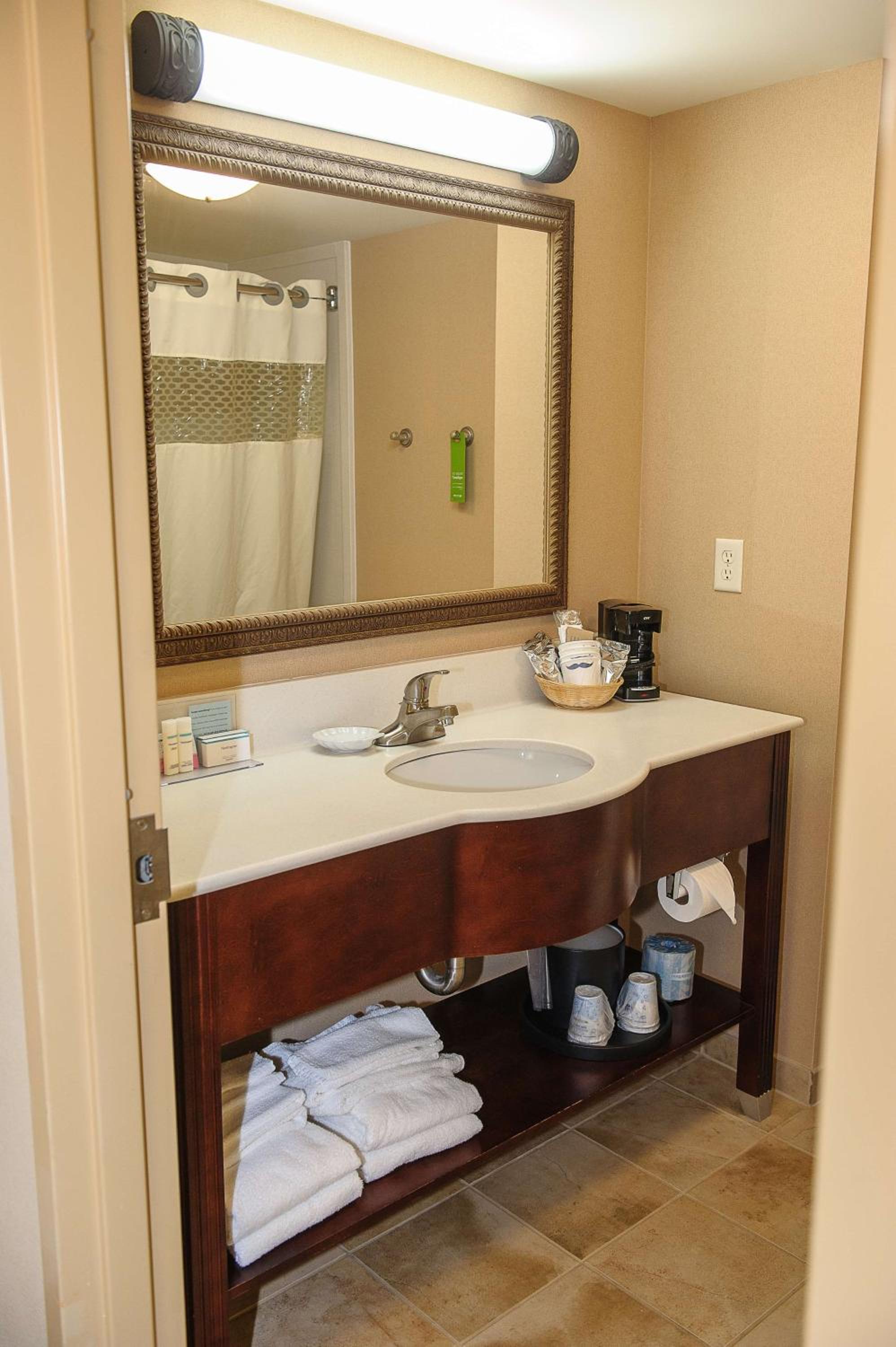 Room with Two Queen Beds - Non-Smoking - Photo 3