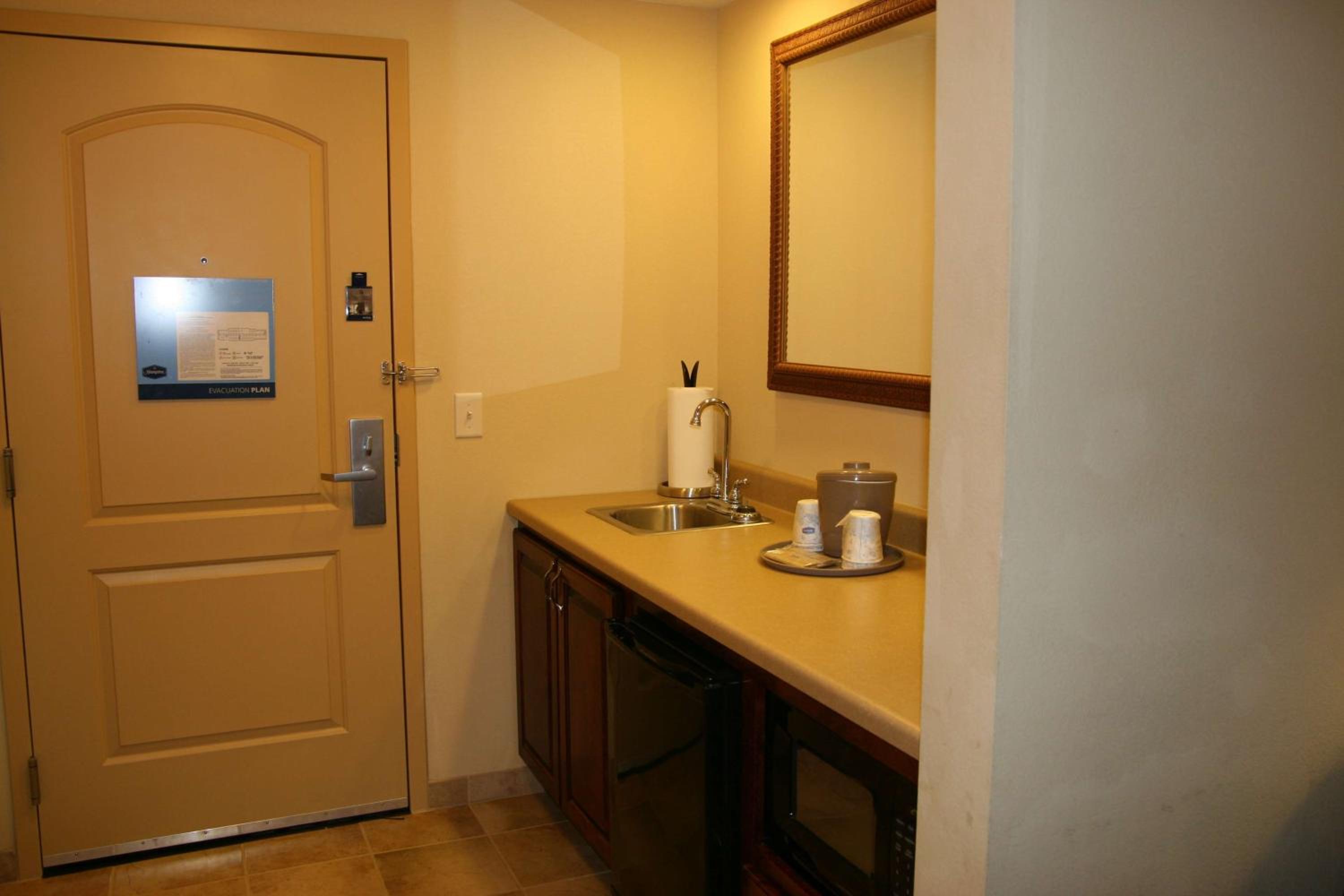 Queen Studio Suite with Two Queen Beds and Sofa Bed - Non-Smoking - Photo 2