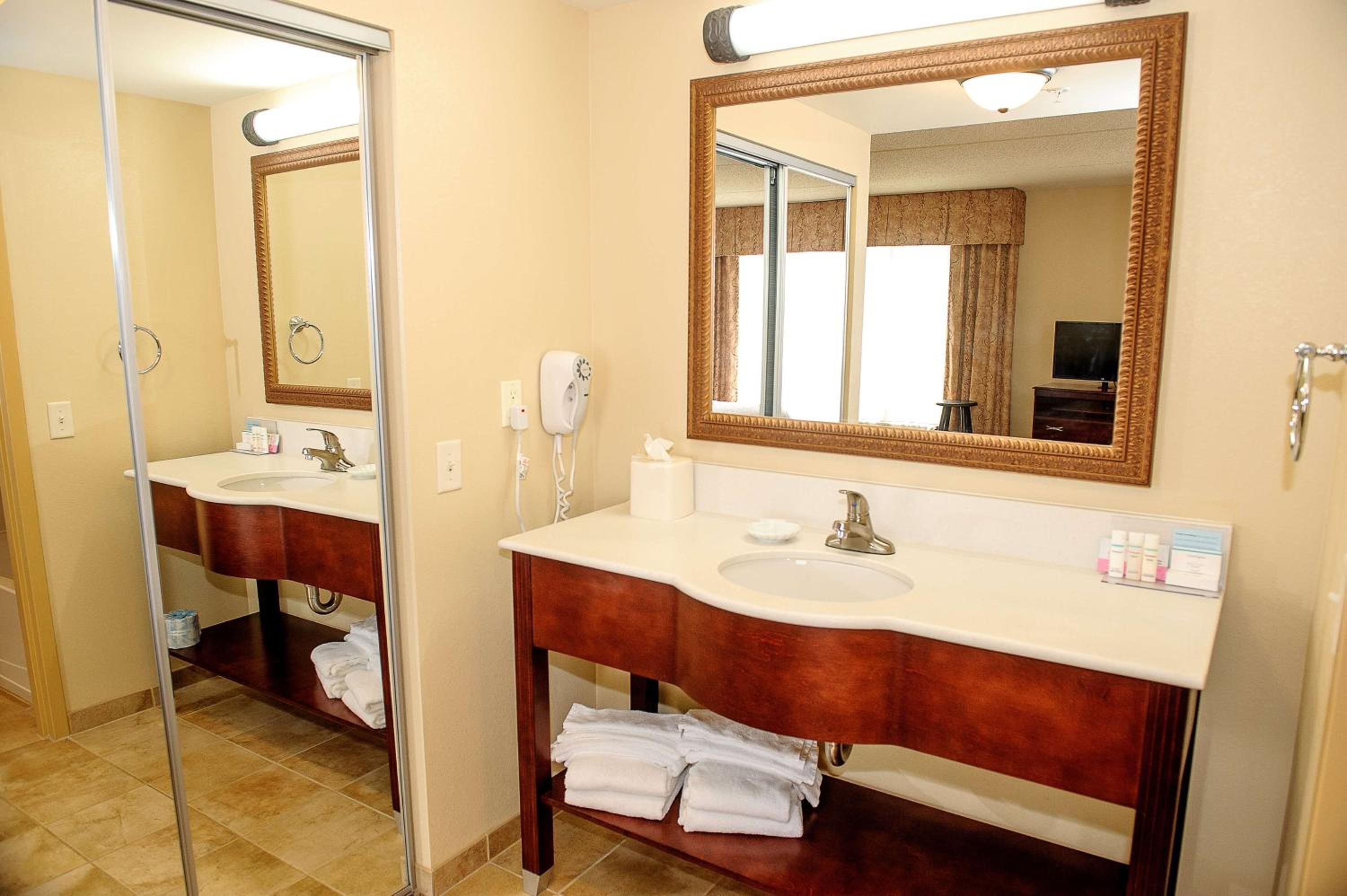Queen Studio Suite with Two Queen Beds and Sofa Bed - Non-Smoking - Photo 3
