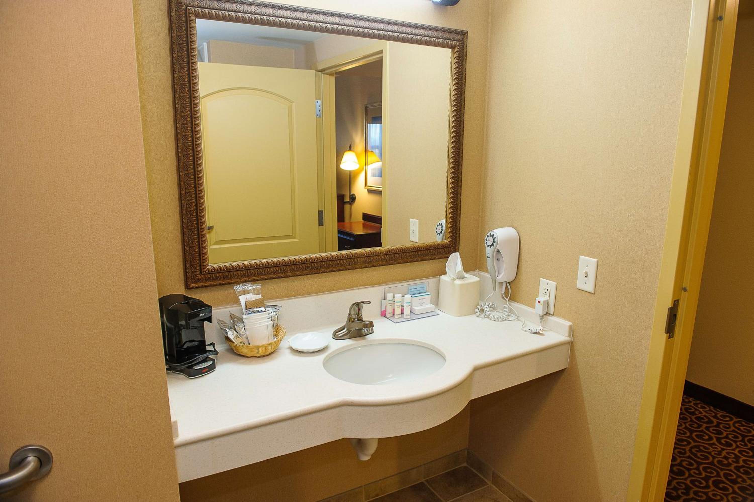 Queen Room with Two Queen Beds - Mobility and Hearing Access/Non-Smoking - Photo 2