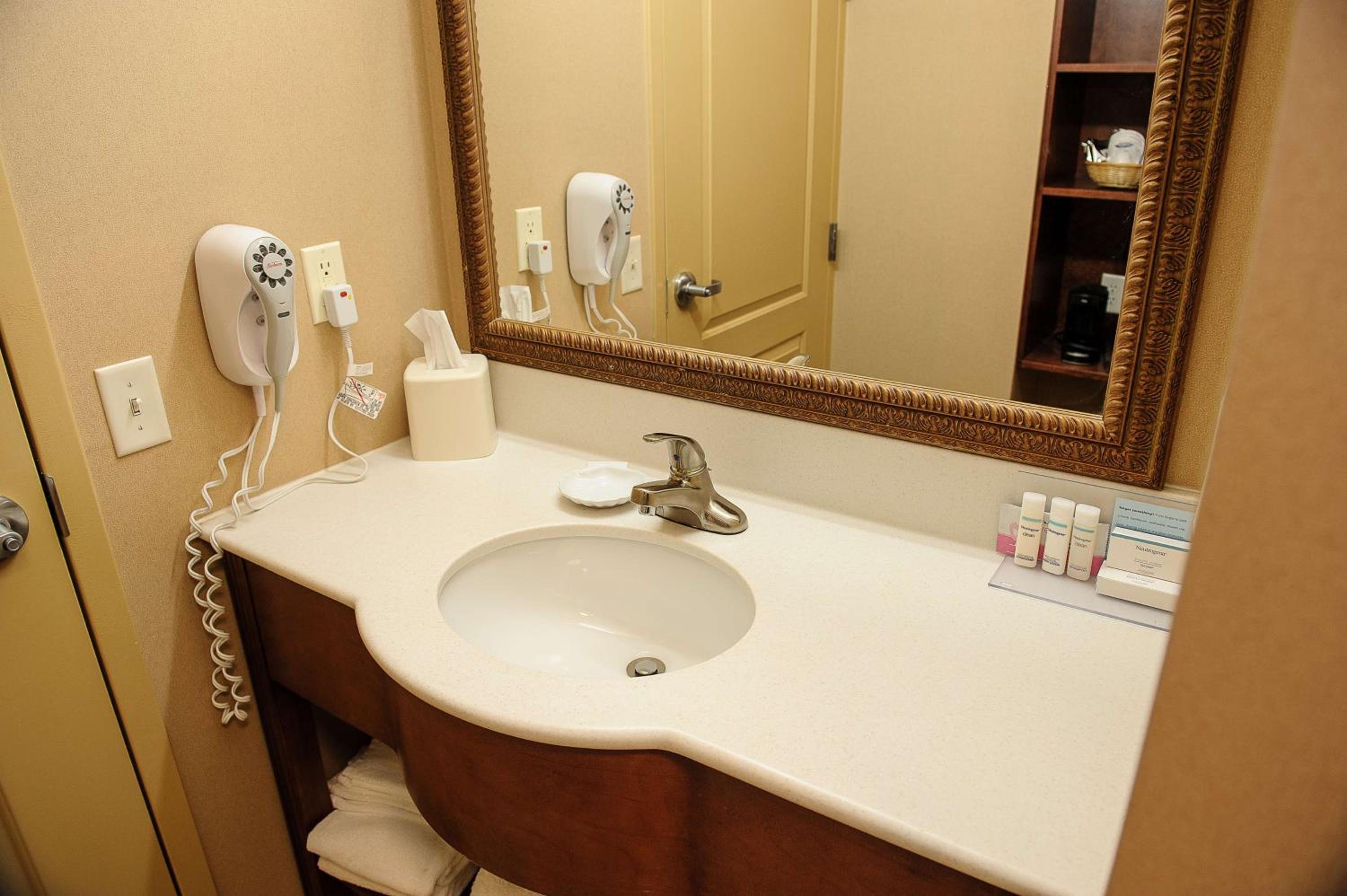 King Room with Shower - Non-Smoking - Photo 3