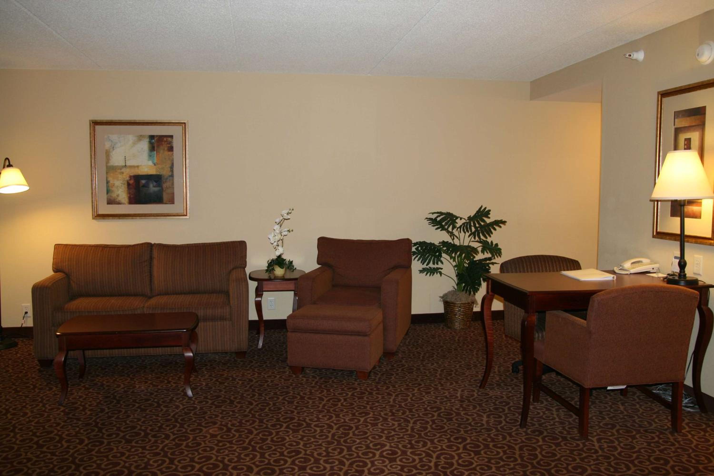 Queen Studio Suite with Two Queen Beds and Sofa Bed - Non-Smoking - Photo 4