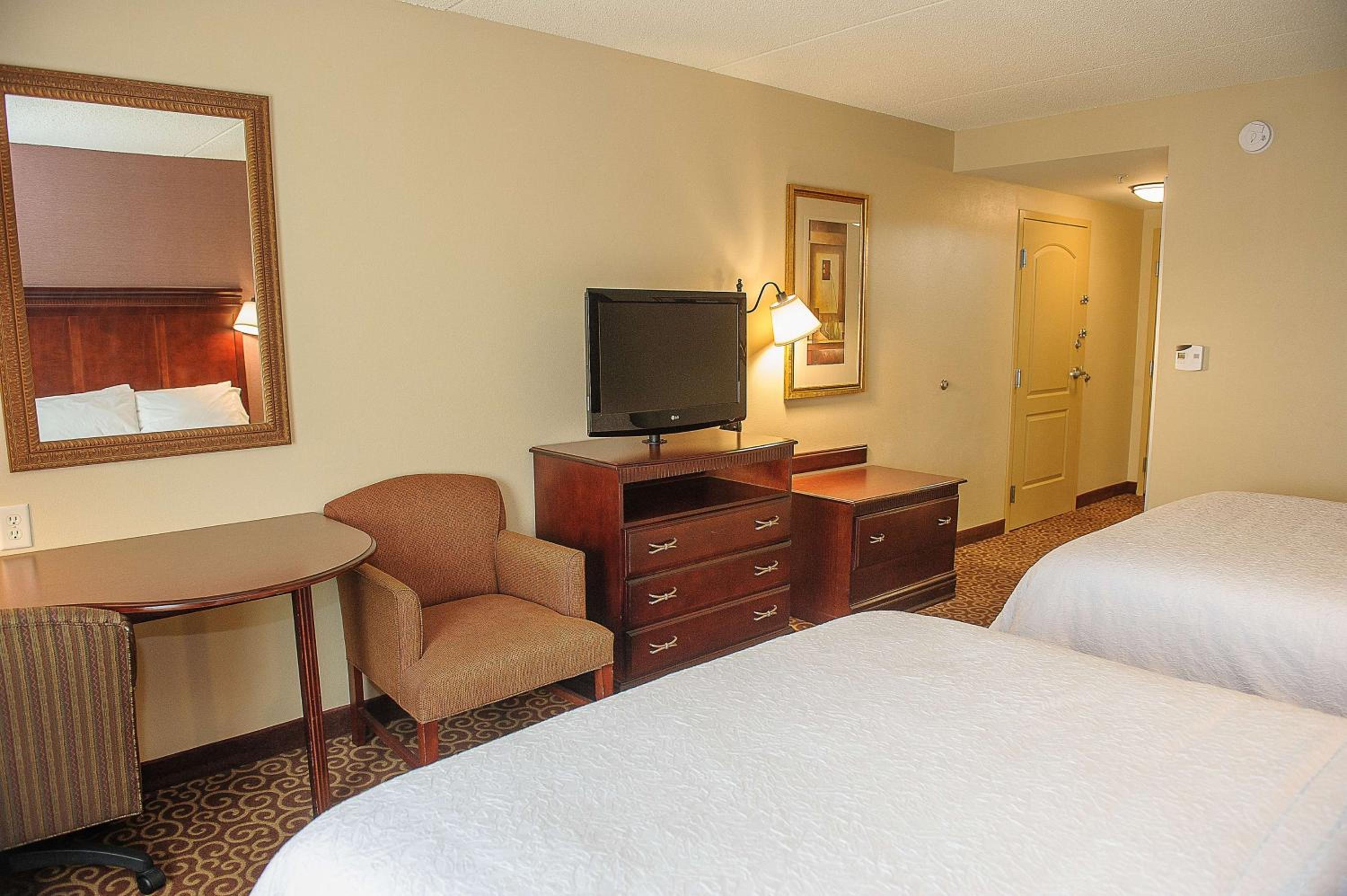 Room with Two Queen Beds - Non-Smoking - Photo 4