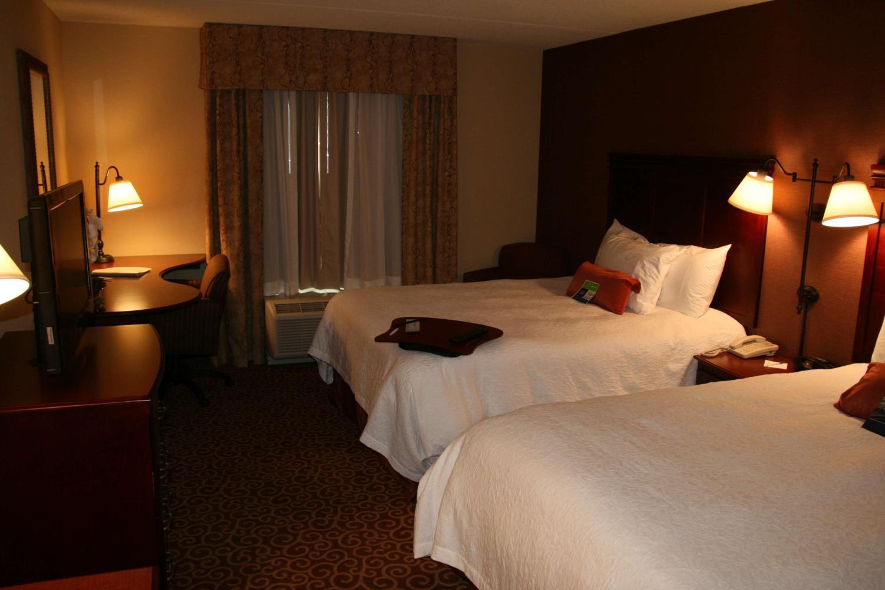 Room with Two Queen Beds - Non-Smoking - Photo 2