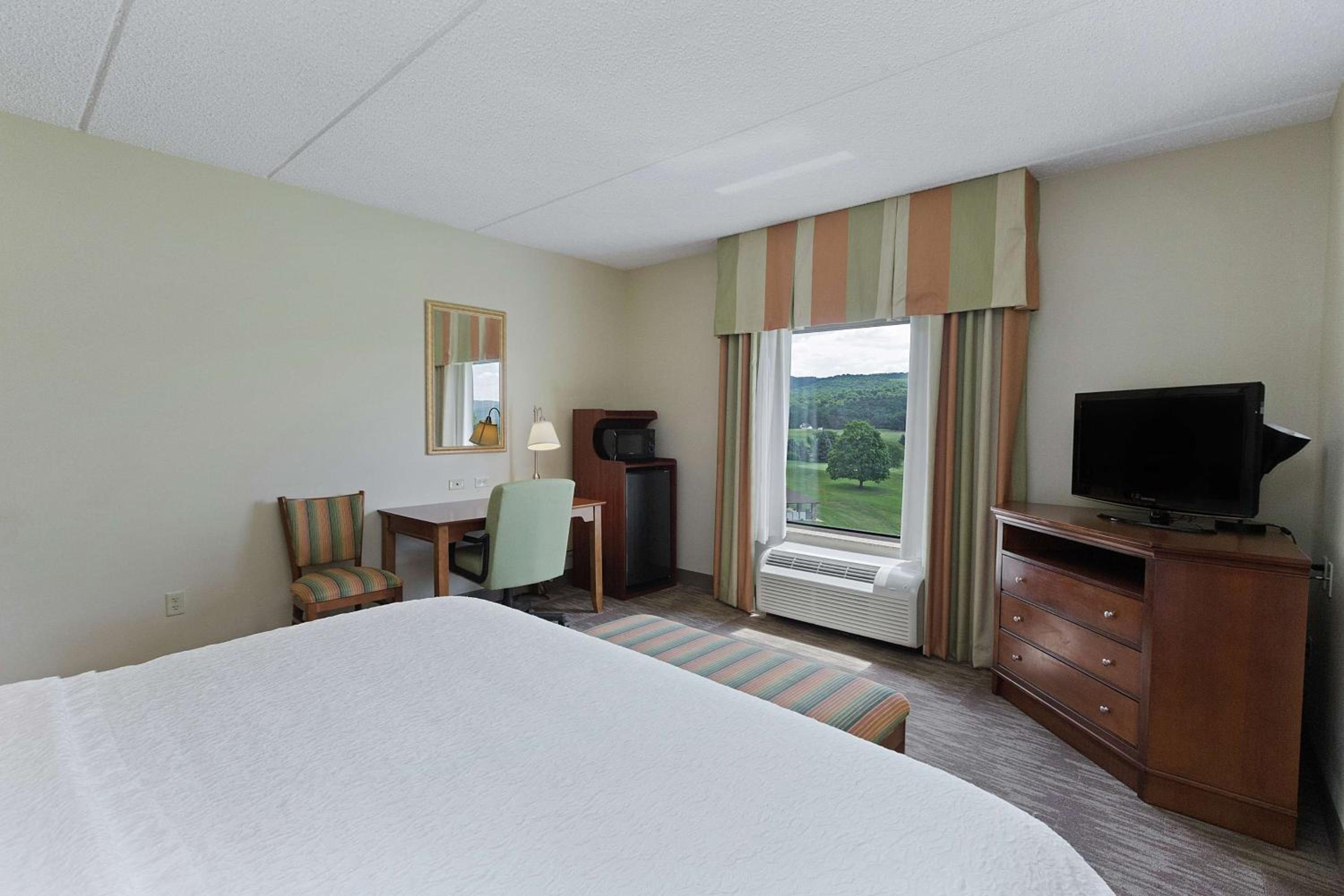 King Room with Sofa Bed and Study - Non-Smoking - Photo 3