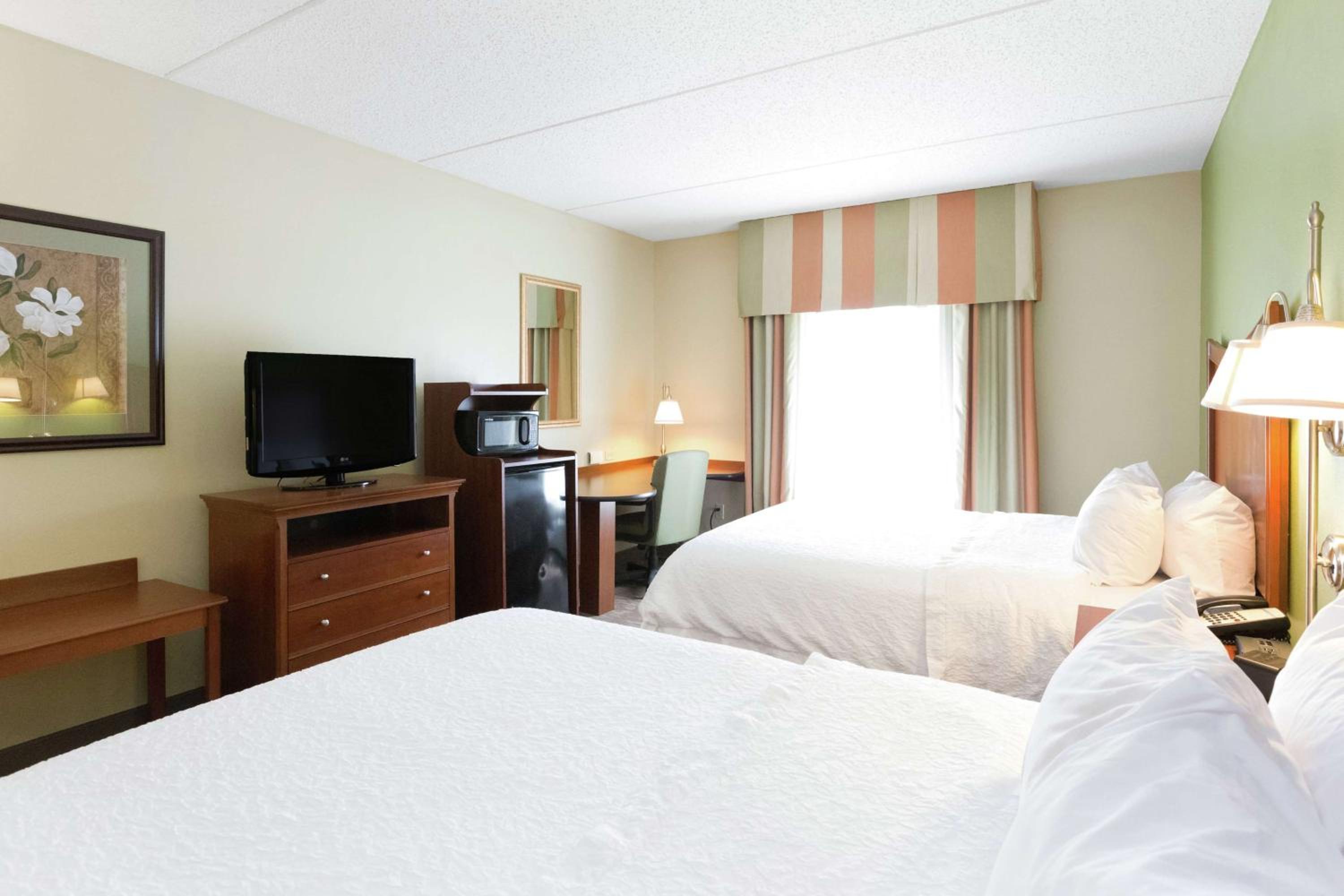 Room with Two Queen Beds - Non-Smoking - Photo 3