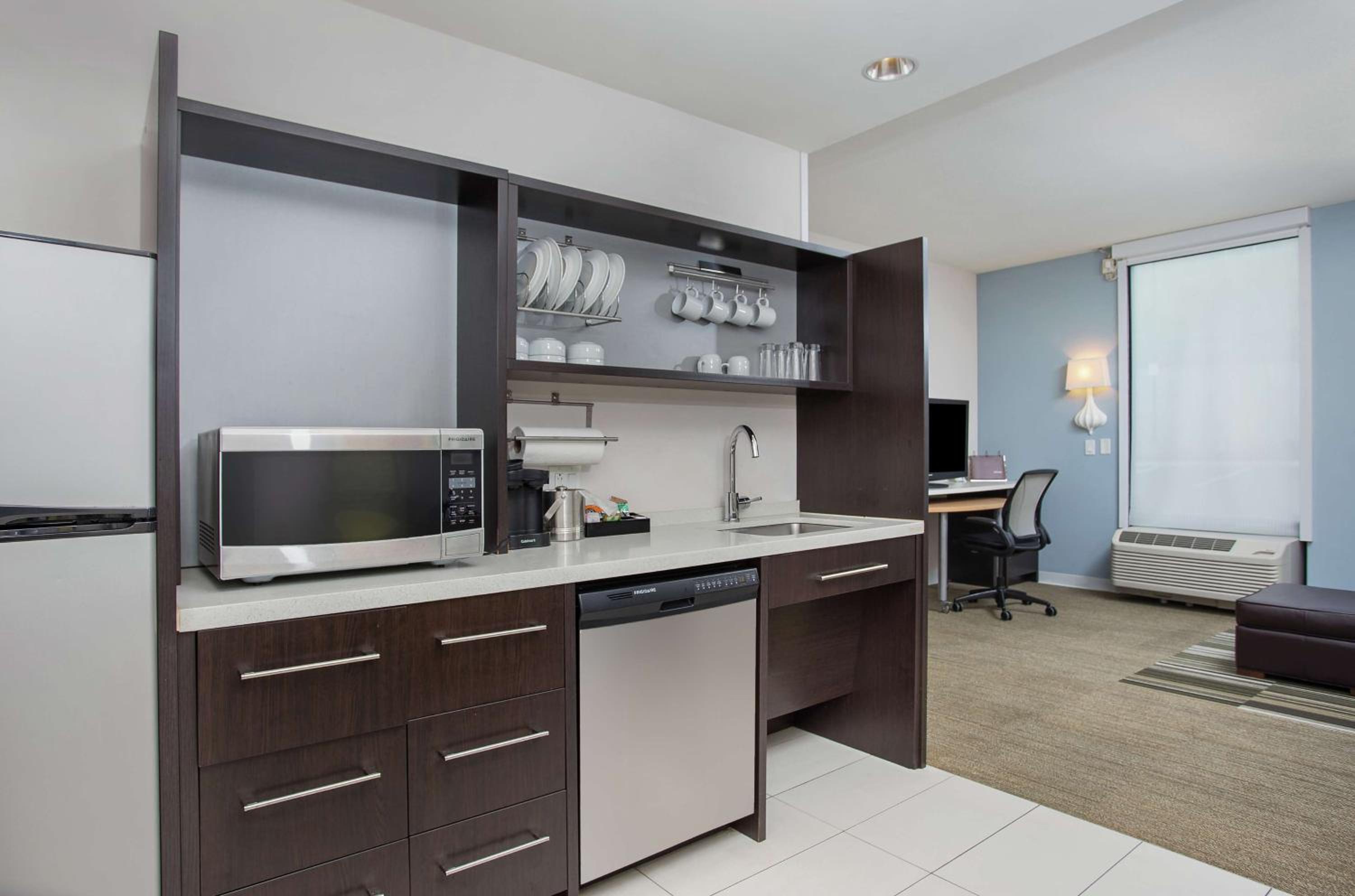 Suite, One Queen Bed