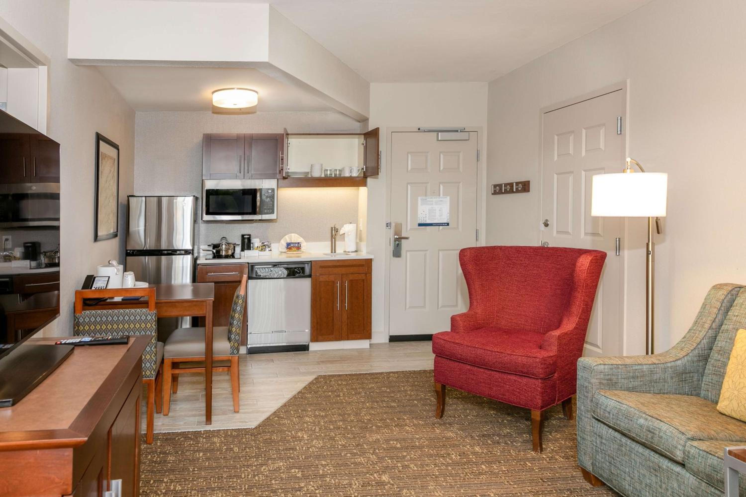 Non-Smoking King Suite with Kitchen - Photo 6