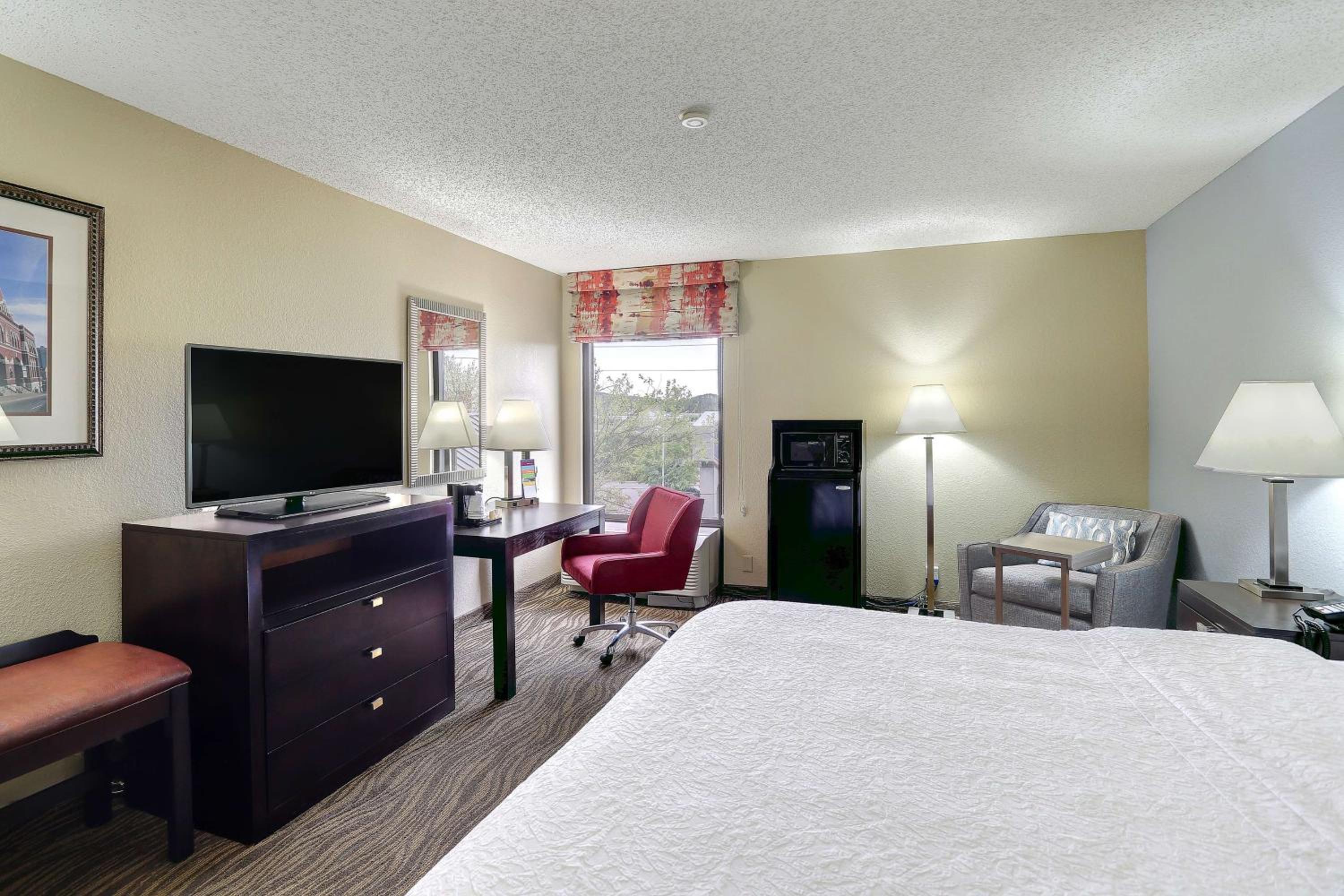 King Room with King Bed - Non-Smoking photo 3