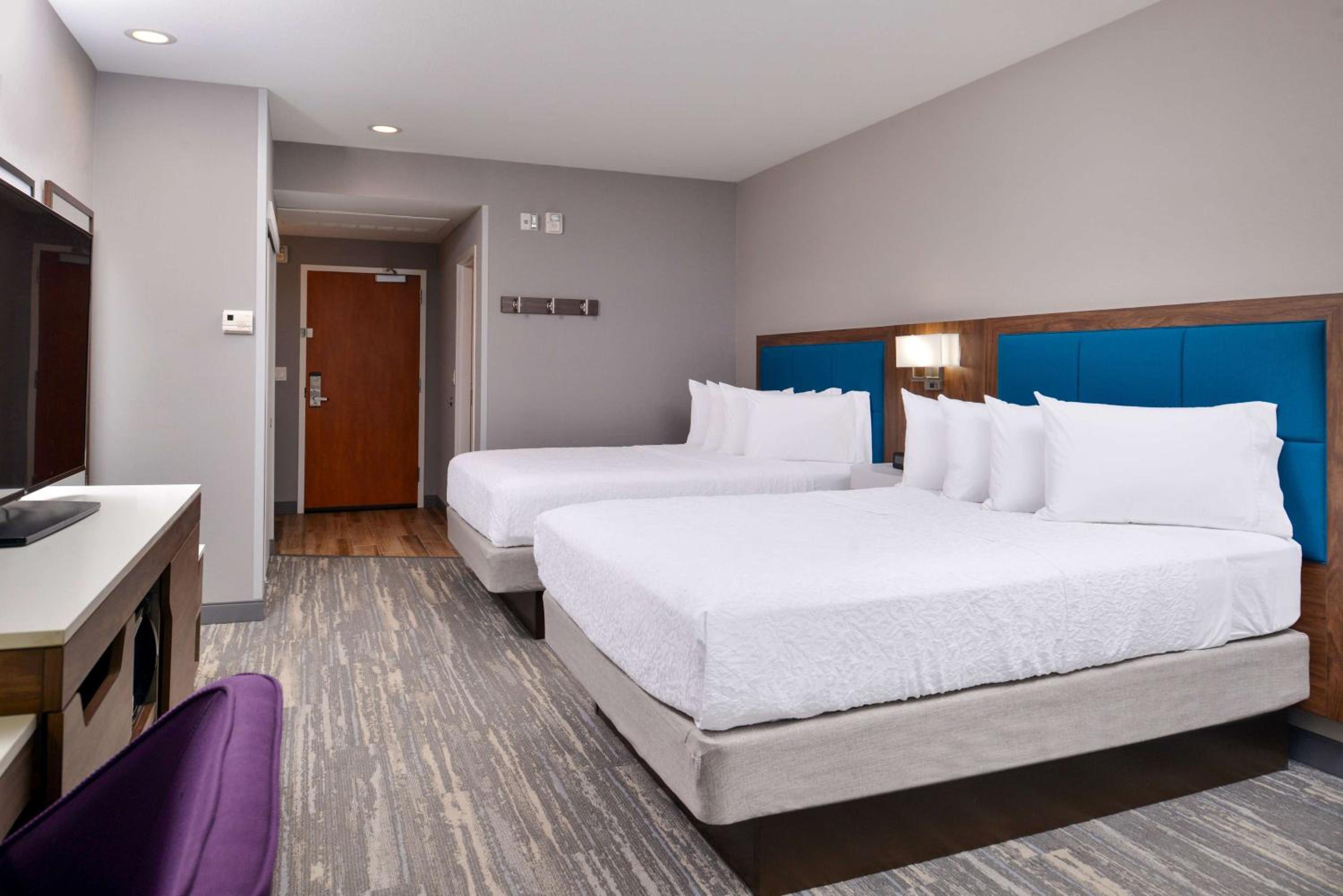 Room with Two Queen Beds - Non-Smoking - Photo 1