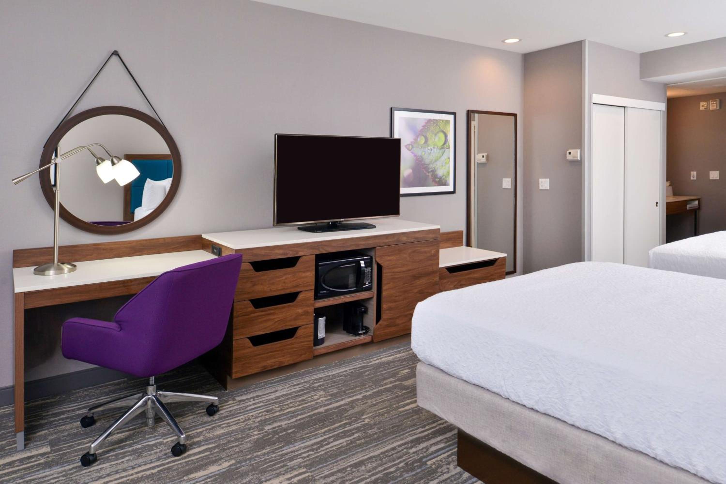 Room with Two Queen Beds - Non-Smoking - Photo 3