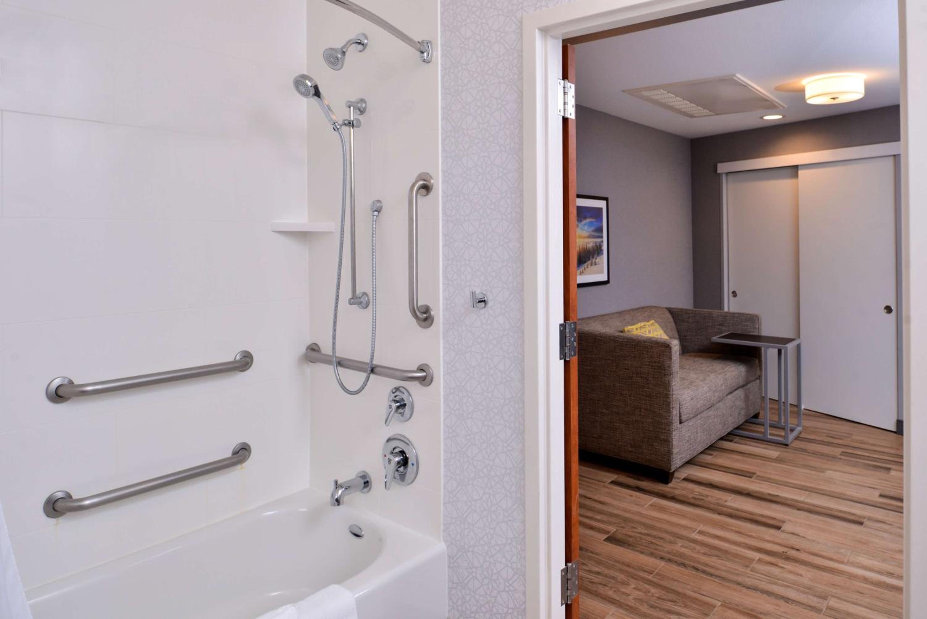 Suite with Two Queen Beds and Bath Tub - Mobility and Hearing Access/Non-Smoking - Photo 6