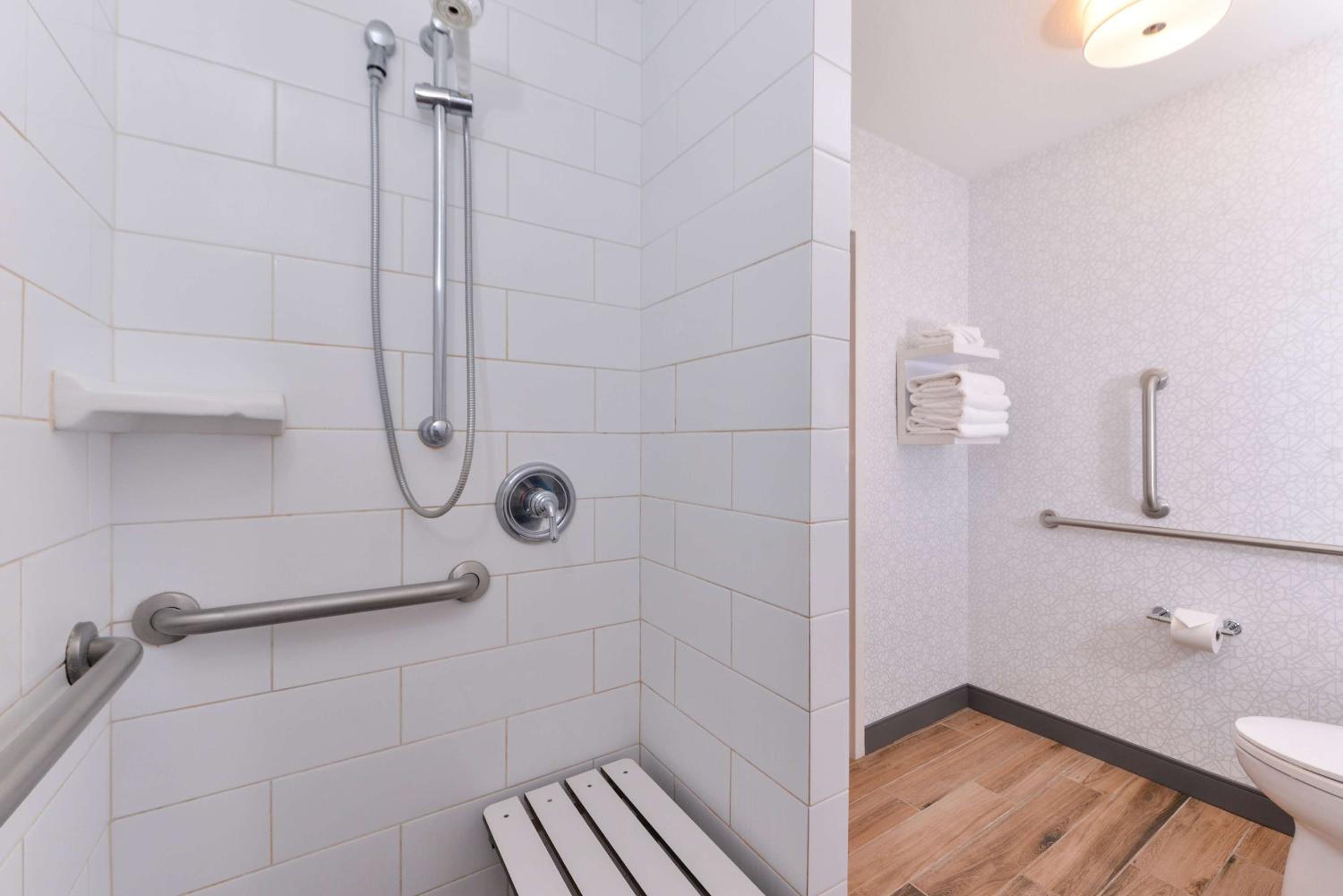 King Room with Roll-In Shower - Disability Access - Photo 4