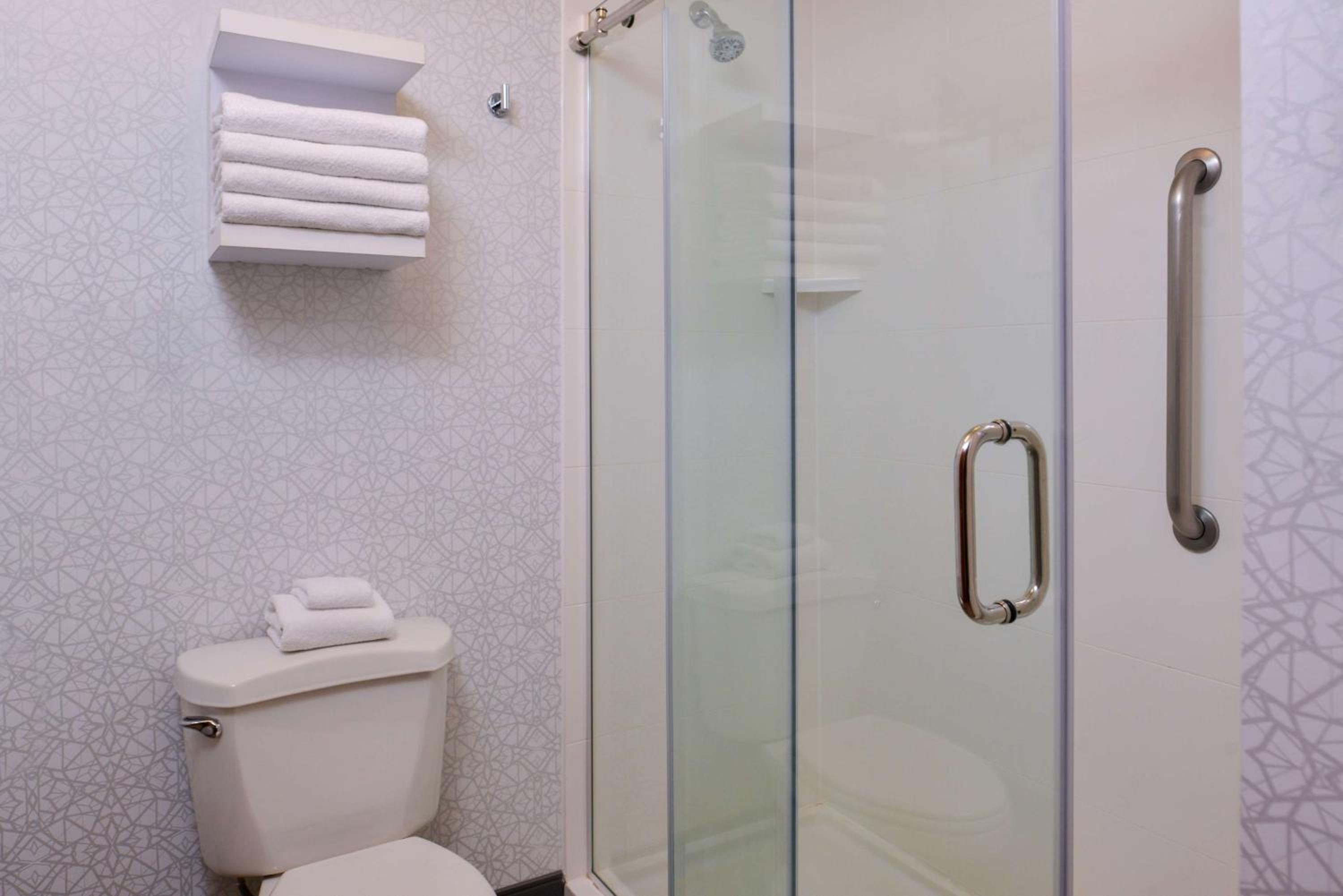 King Room with Shower - Non-Smoking - Photo 3