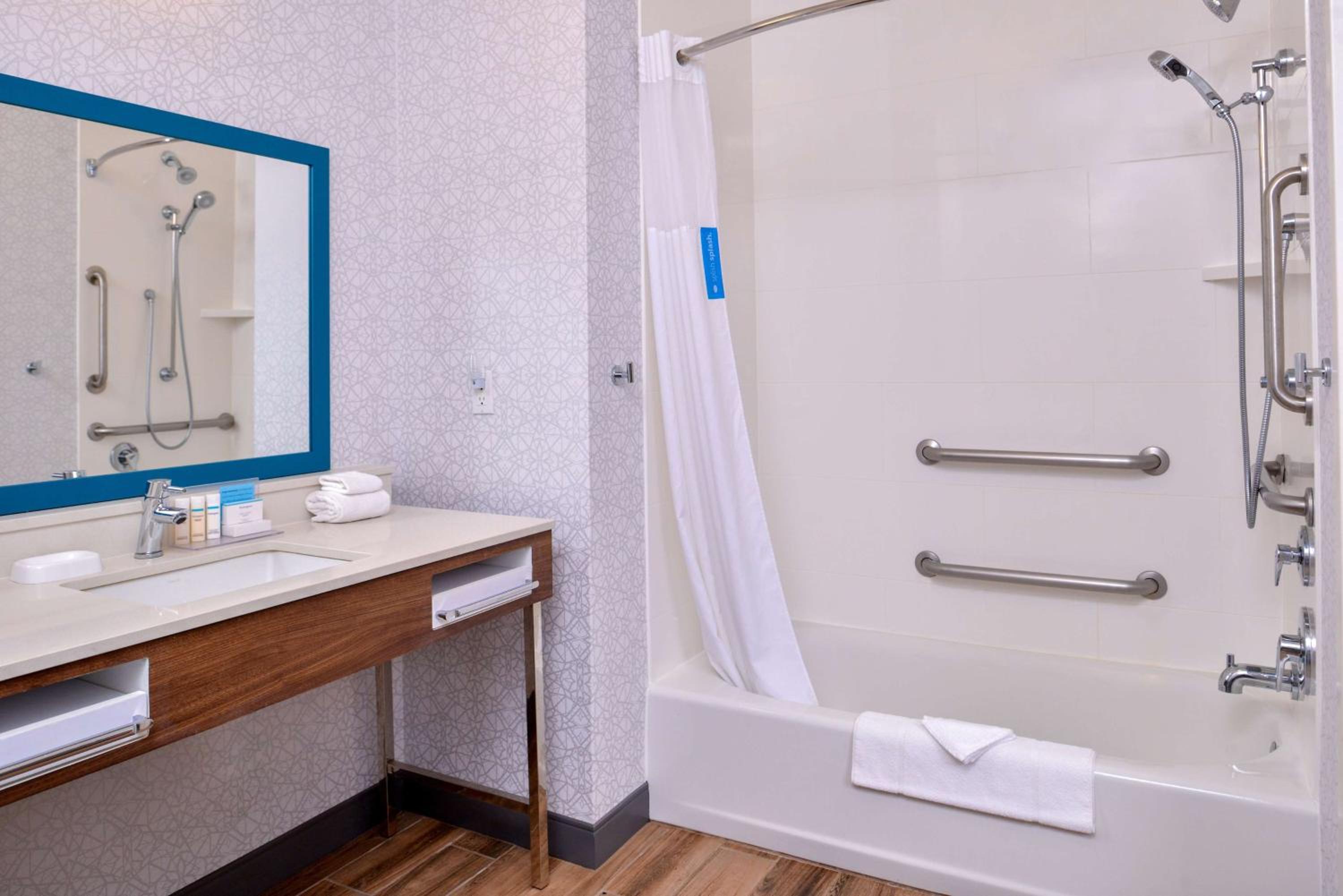 Suite with Two Queen Beds and Bath Tub - Mobility and Hearing Access/Non-Smoking - Photo 7