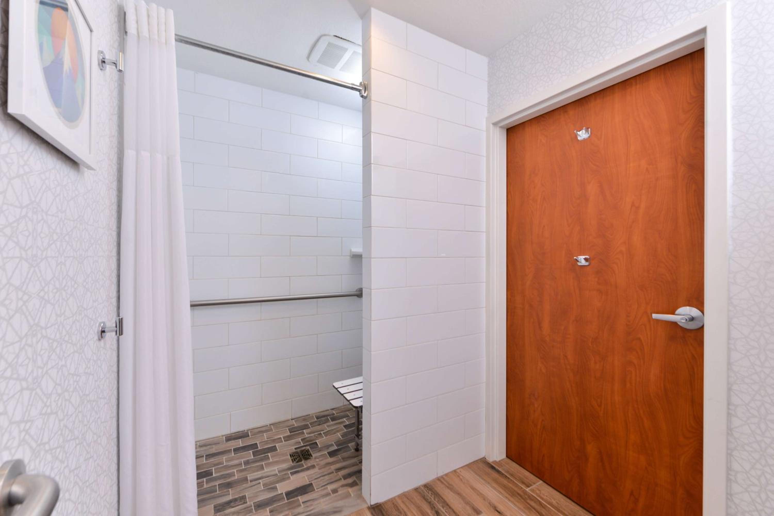 King Room with Roll-In Shower - Disability Access - Photo 2