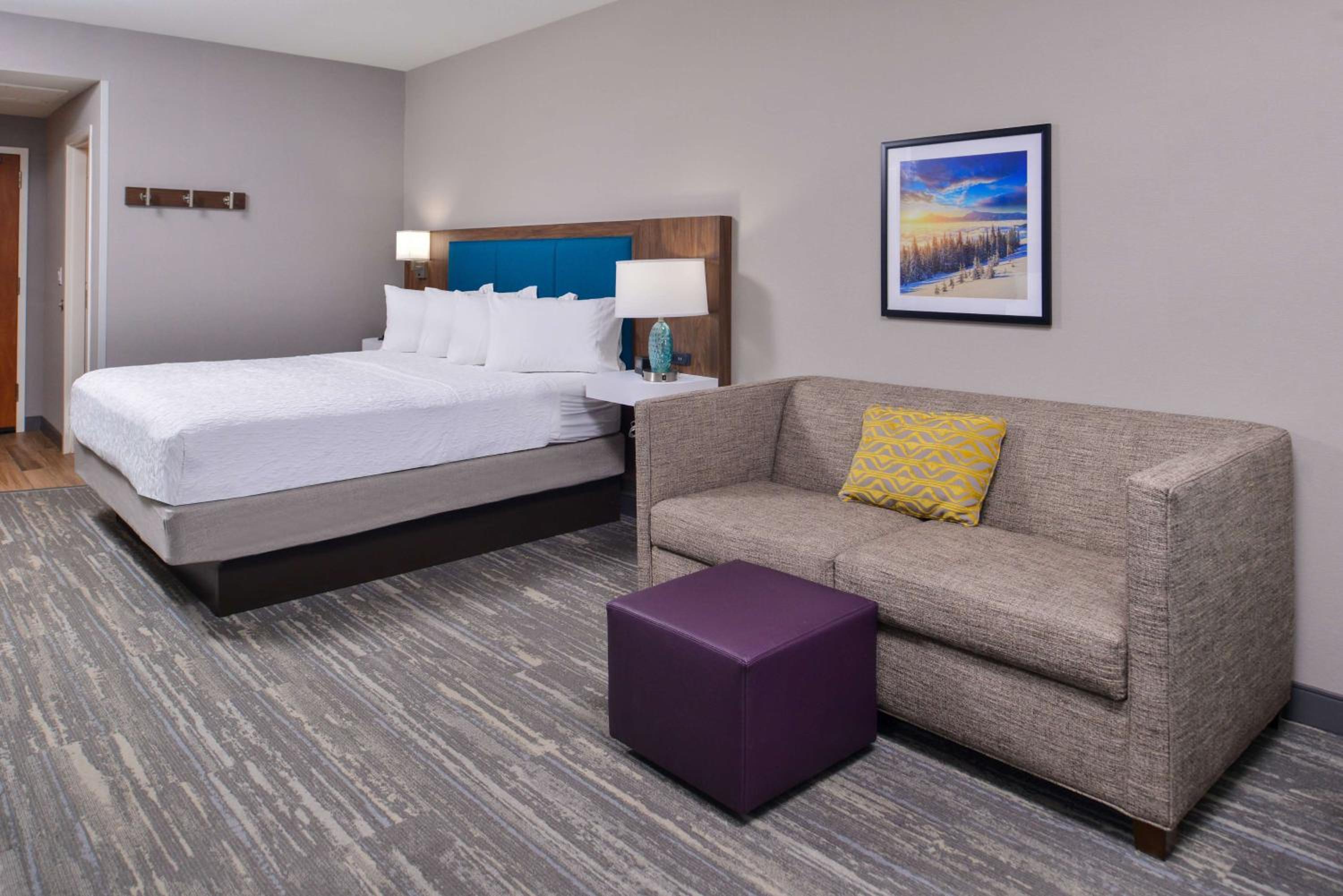 King Room with Sofa Bed - Photo 2