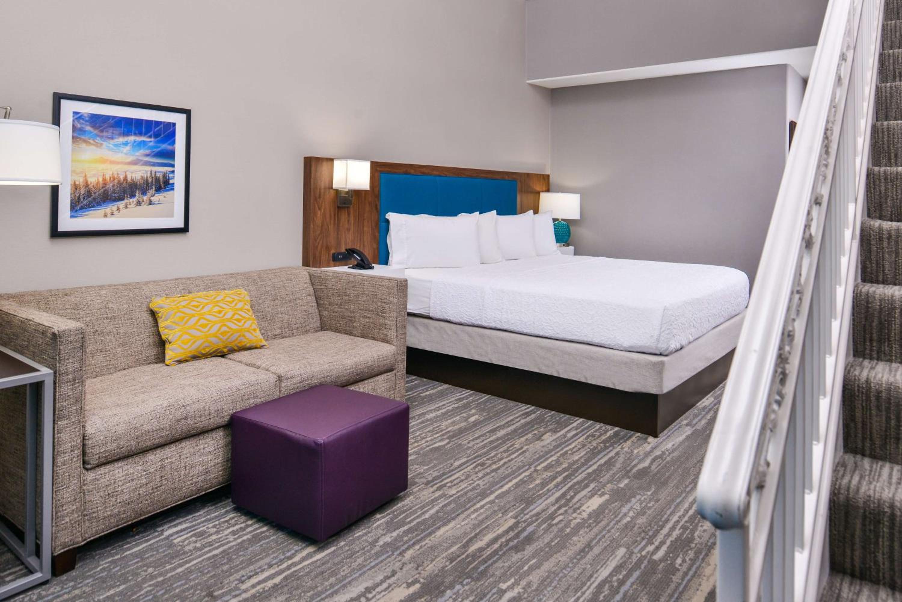 King Suite with Loft And Balcony - Photo 4