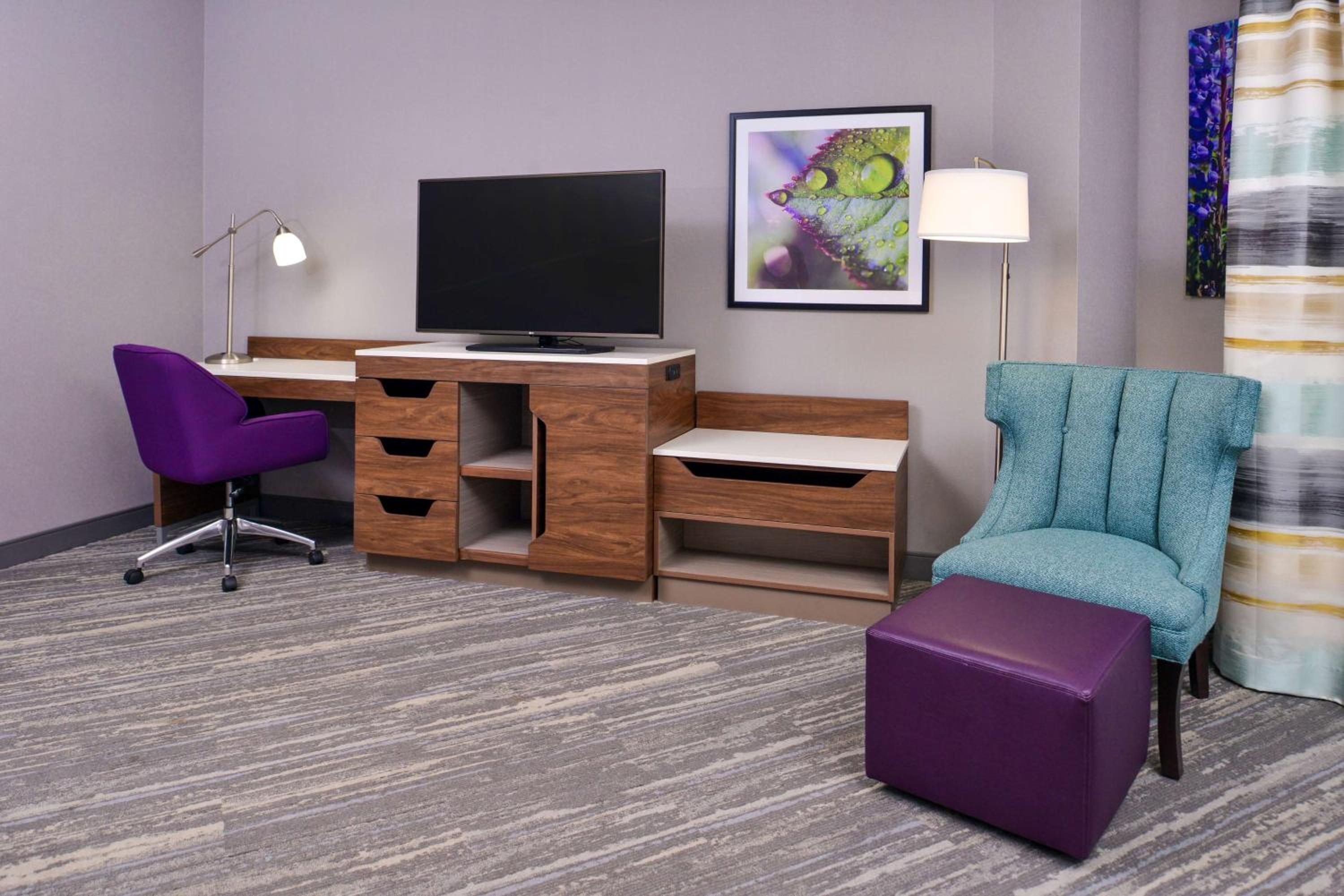 Suite with Two Queen Beds and Bath Tub - Mobility and Hearing Access/Non-Smoking - Photo 2