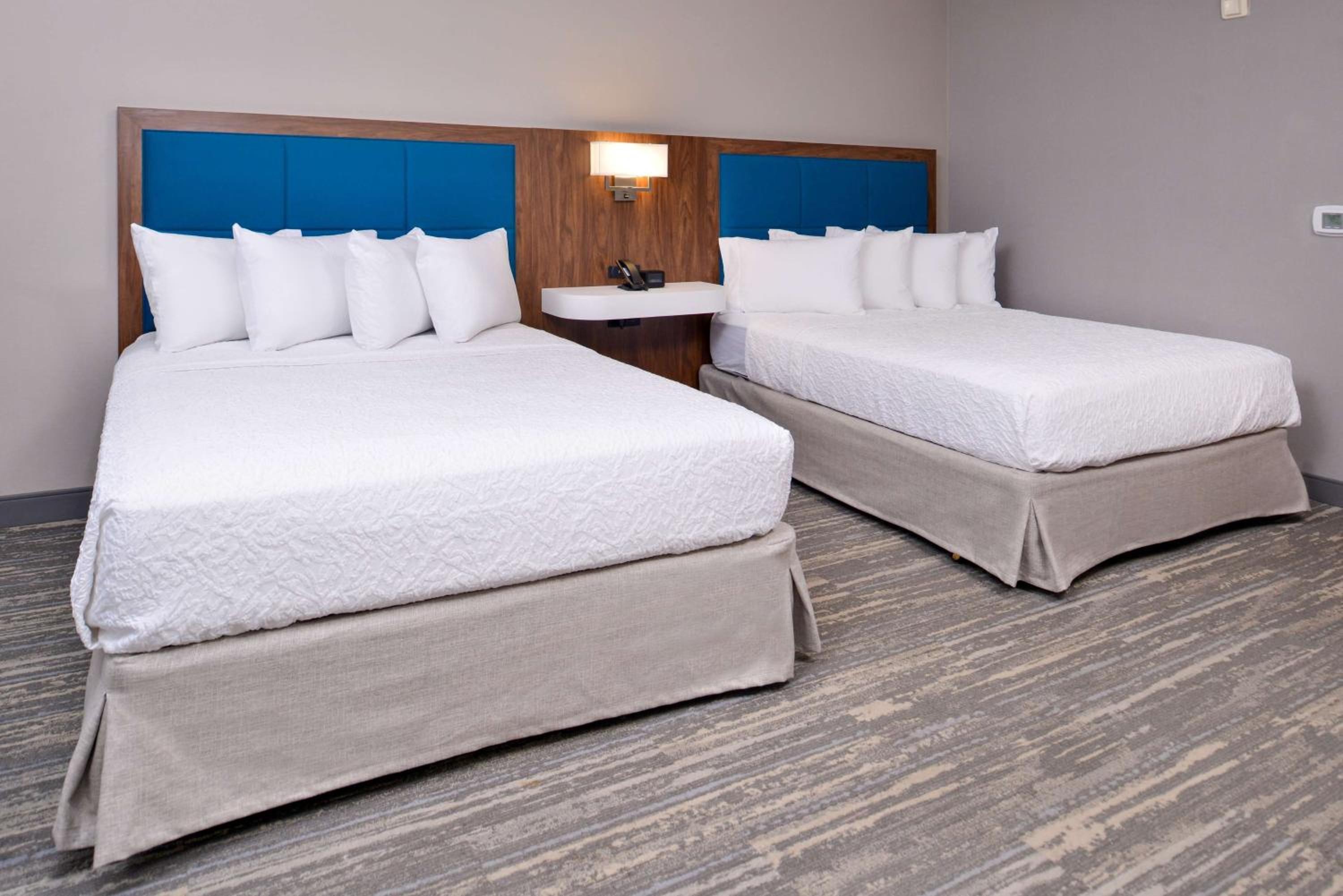 Suite with Two Queen Beds and Bath Tub - Mobility and Hearing Access/Non-Smoking - Photo 3