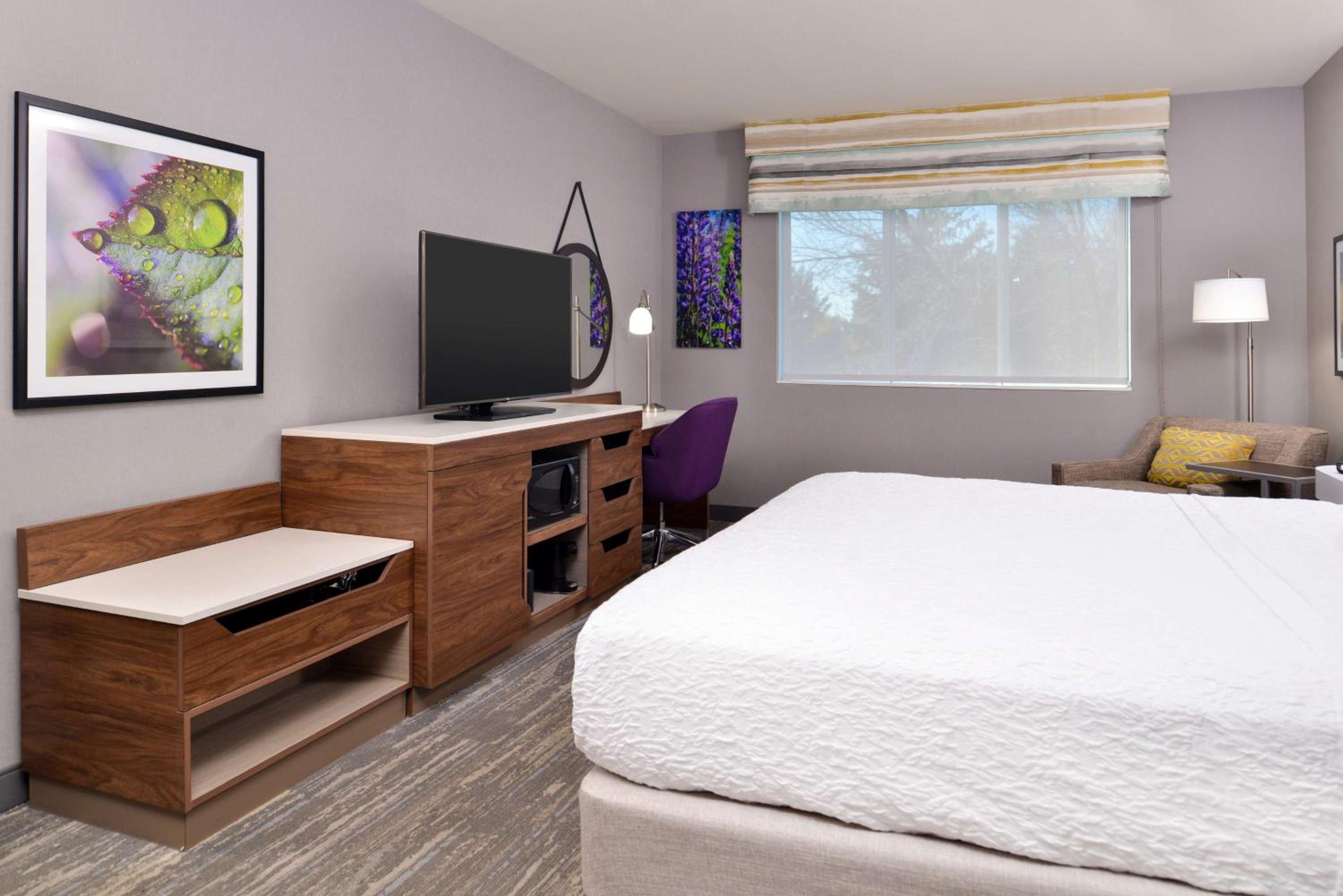 King Room with King Bed - Non-Smoking - Photo 2