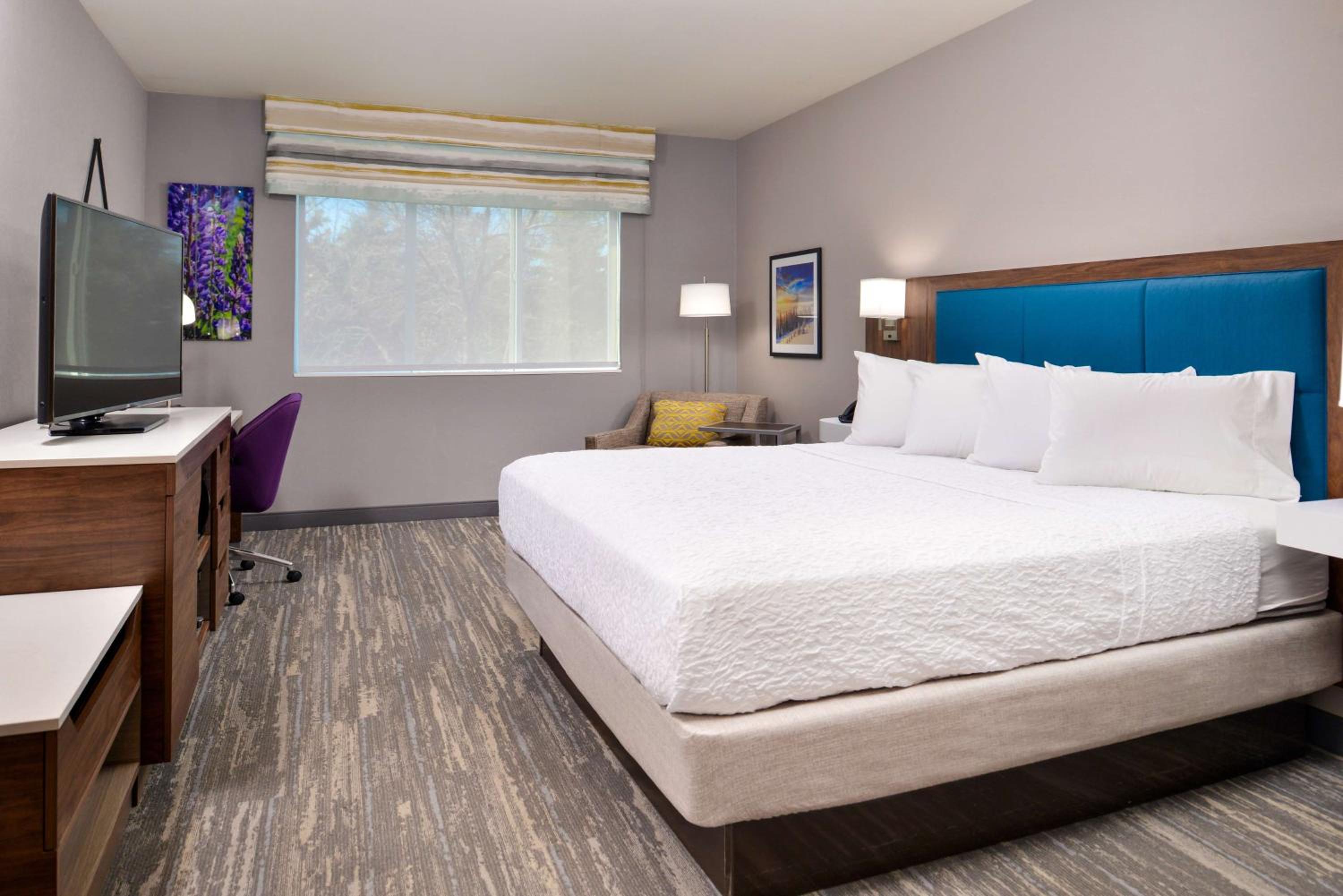 King Room with King Bed - Non-Smoking - Photo 3