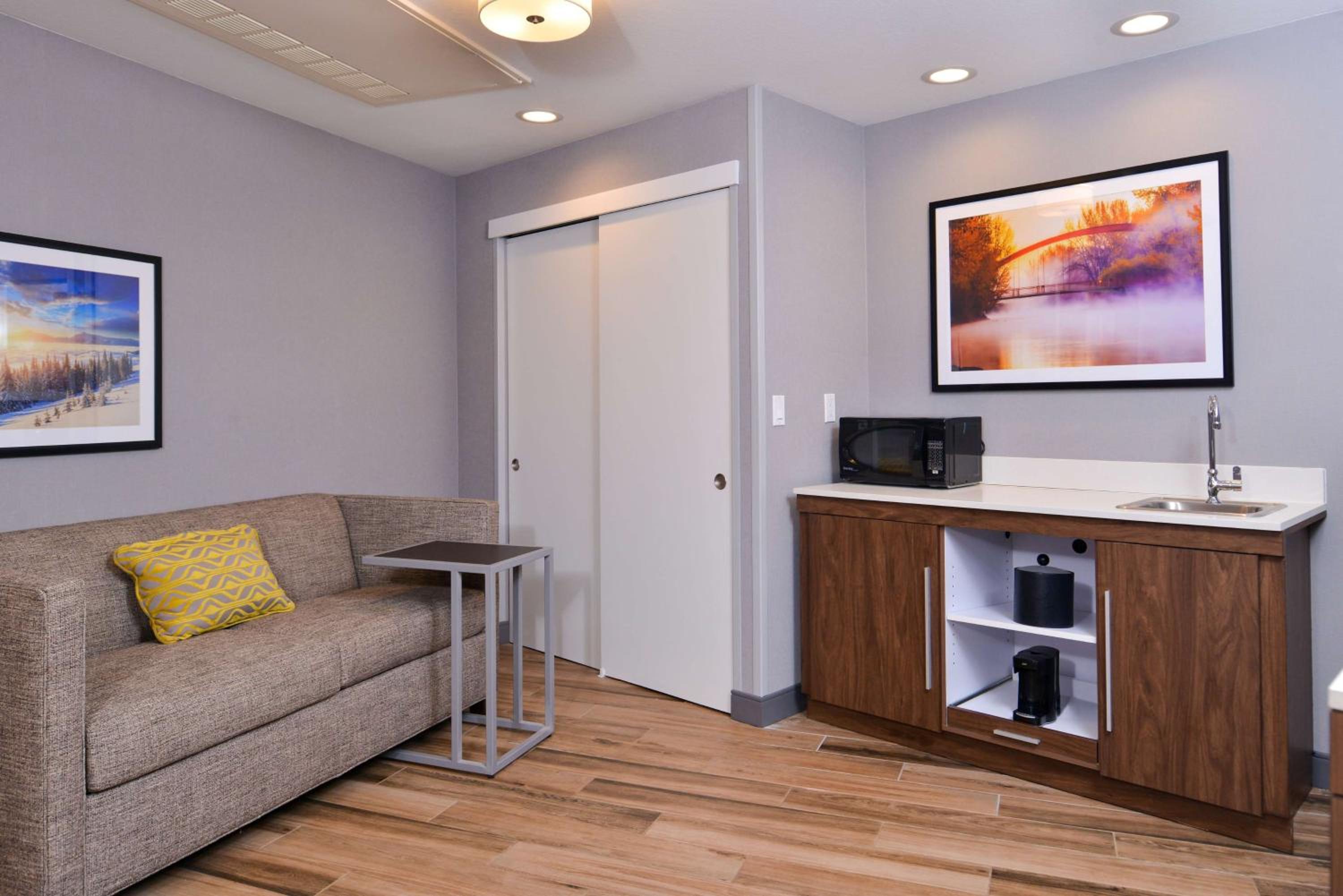Suite with Two Queen Beds and Bath Tub - Mobility and Hearing Access/Non-Smoking - Photo 5