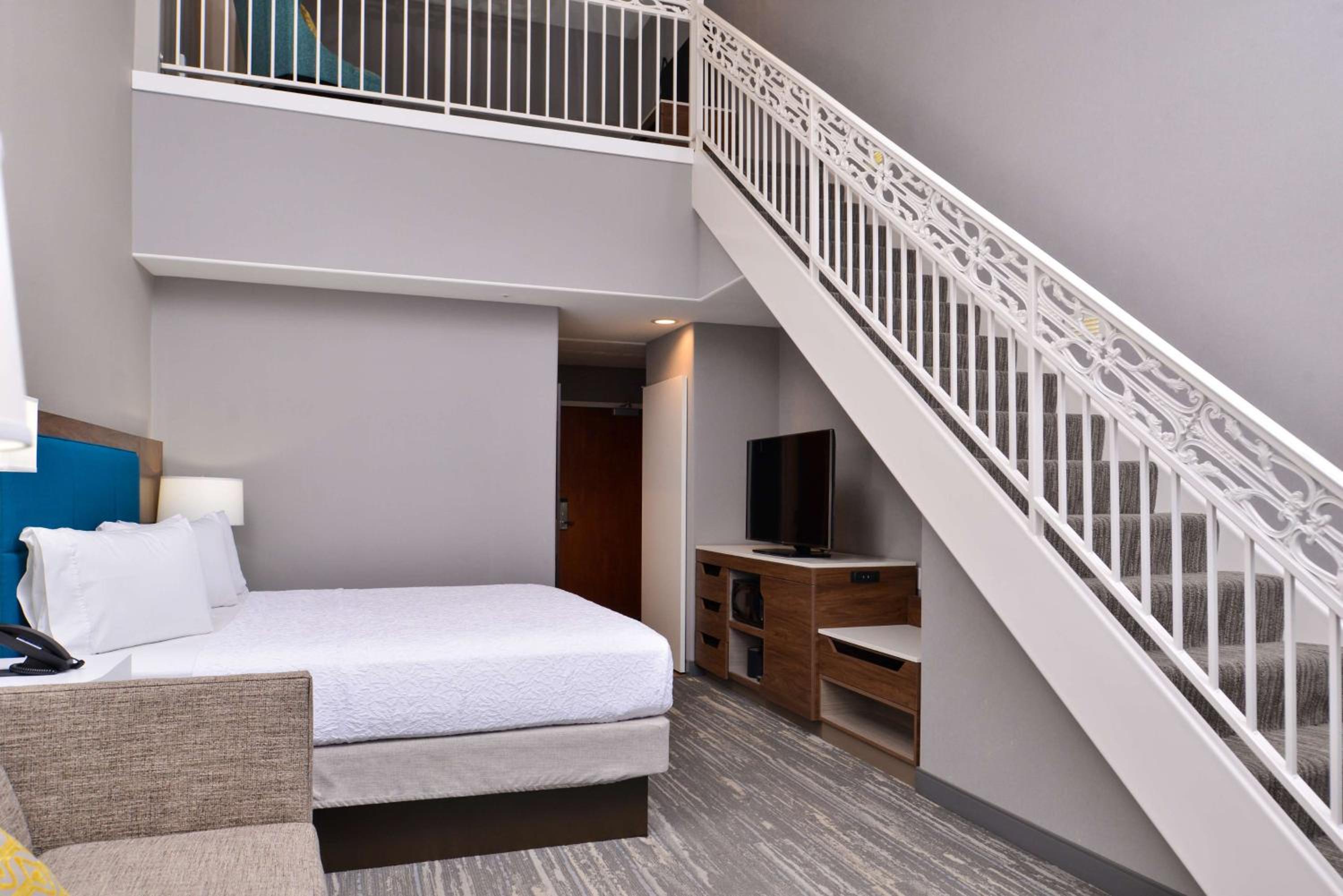 King Suite with Loft And Balcony - Photo 3