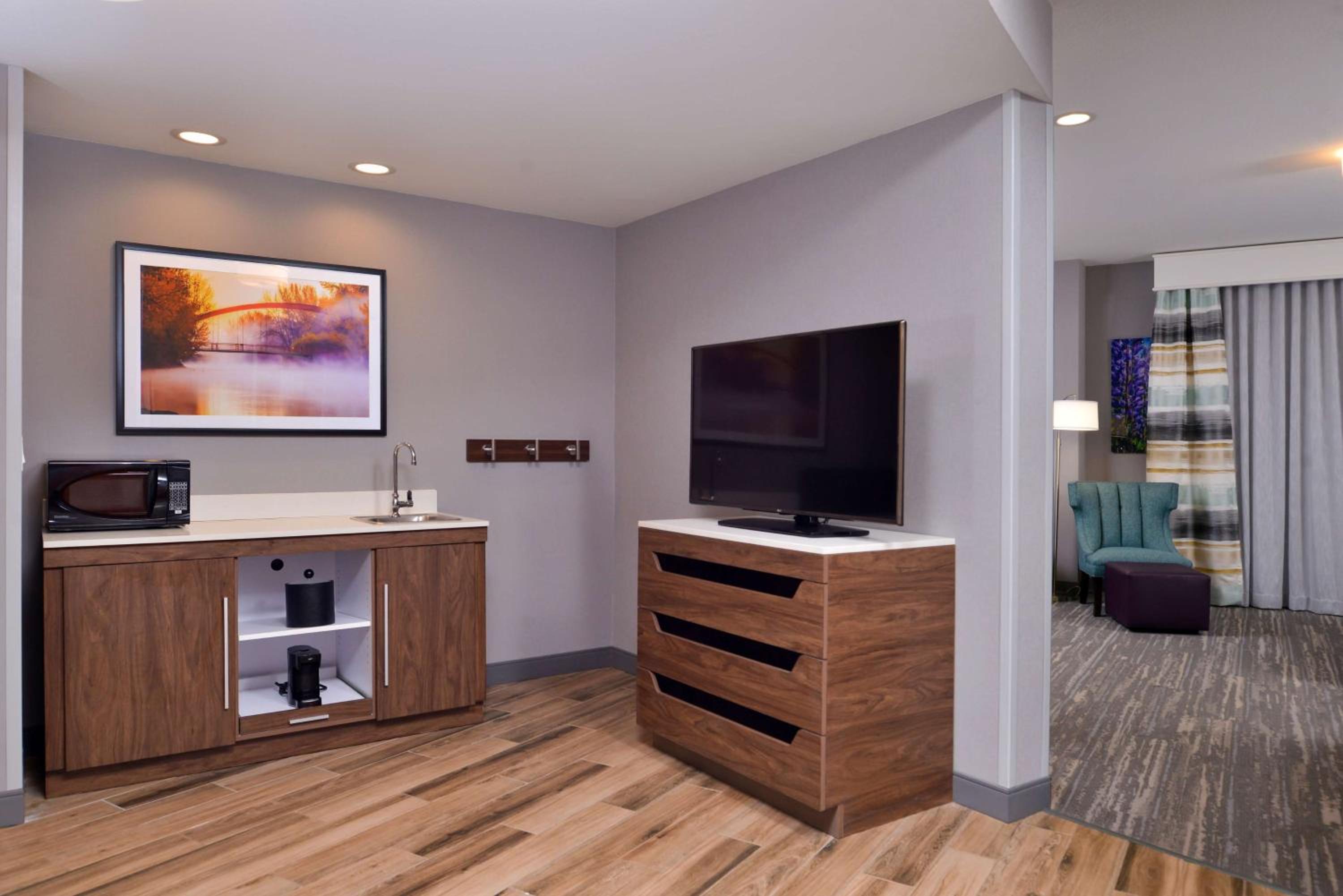 Suite with Two Queen Beds and Bath Tub - Mobility and Hearing Access/Non-Smoking - Photo 4