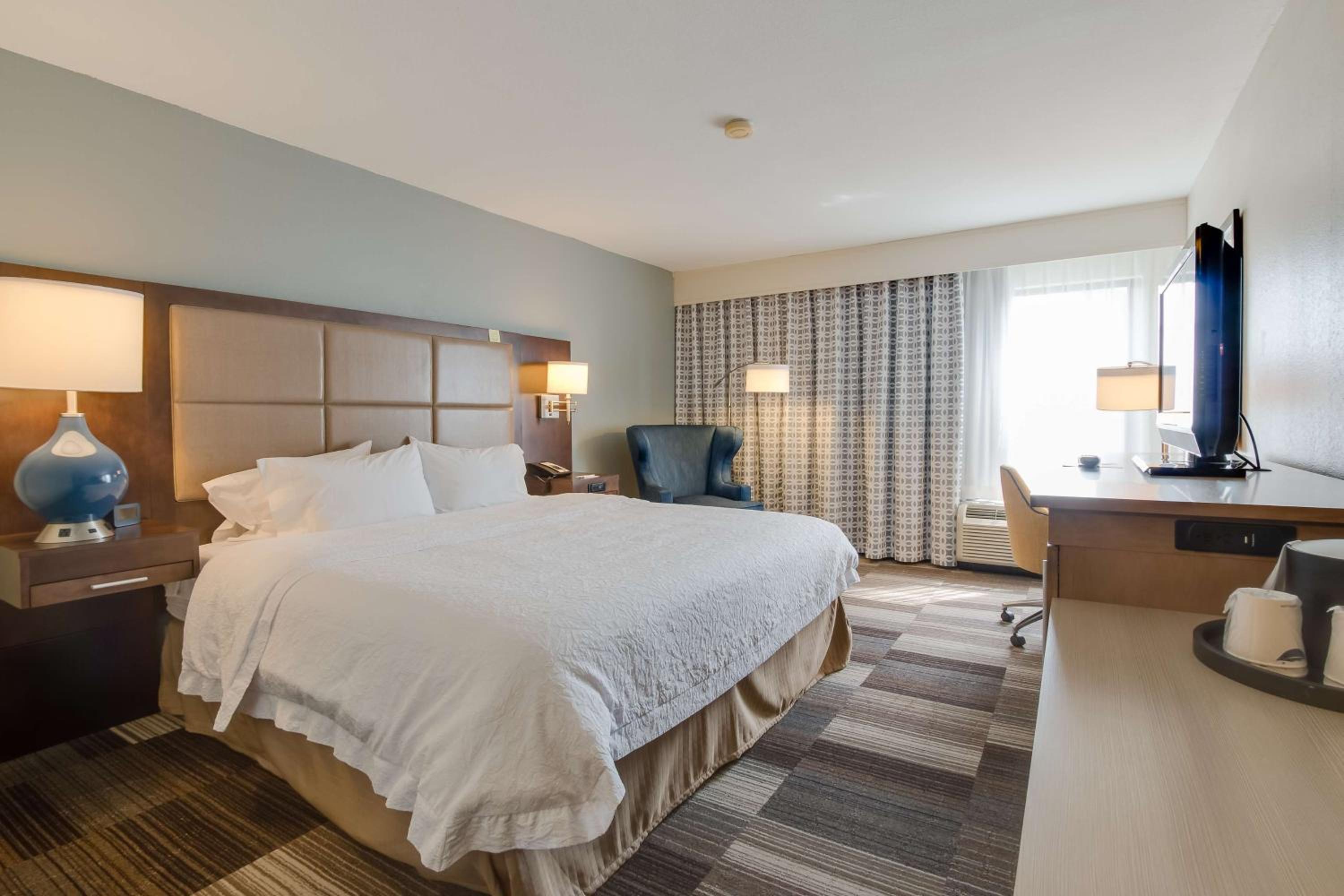 King Room with Accessible Tub - Mobility and Hearing Access/Non-Smoking - Photo 2
