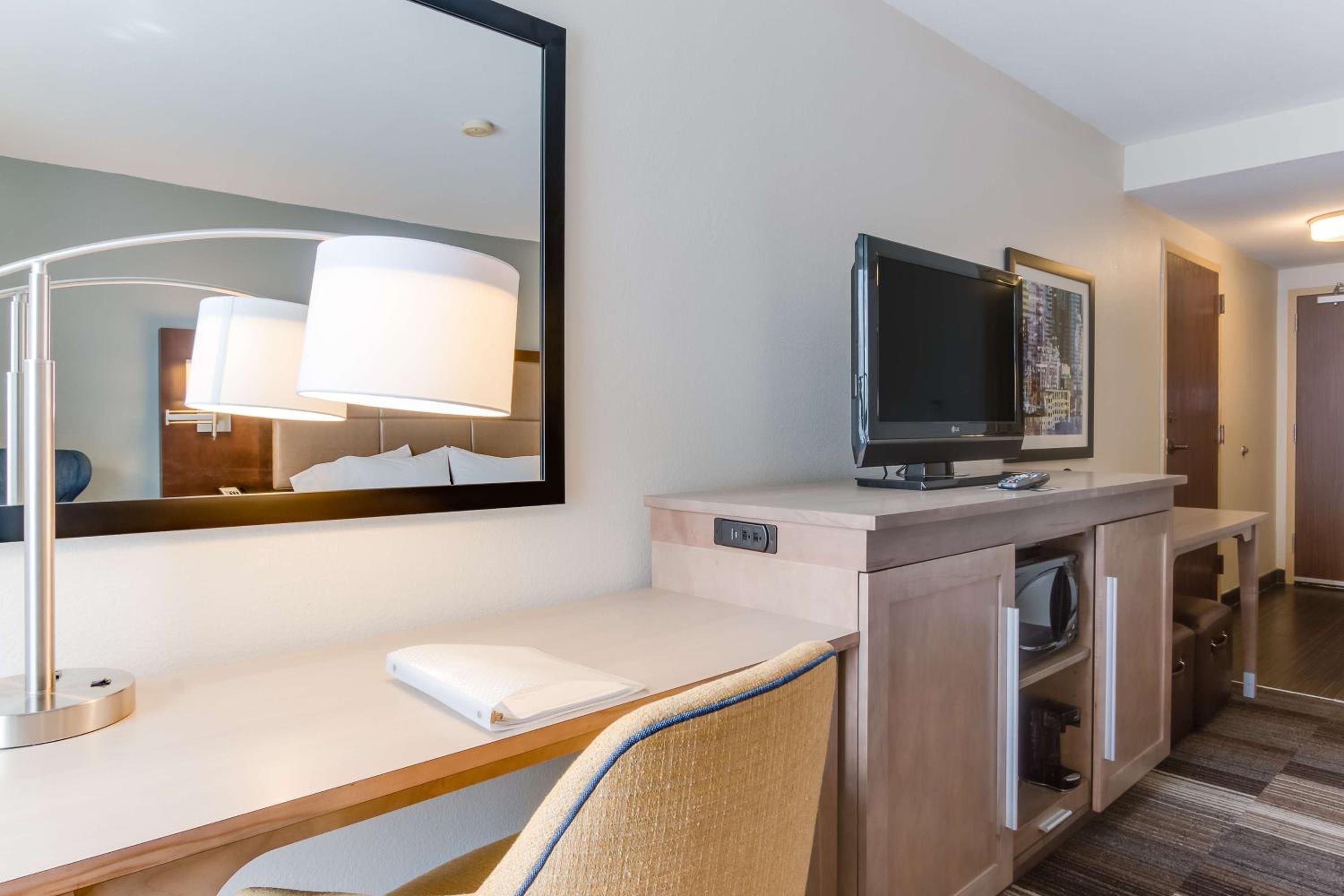 King Room with Accessible Tub - Mobility and Hearing Access/Non-Smoking - Photo 4
