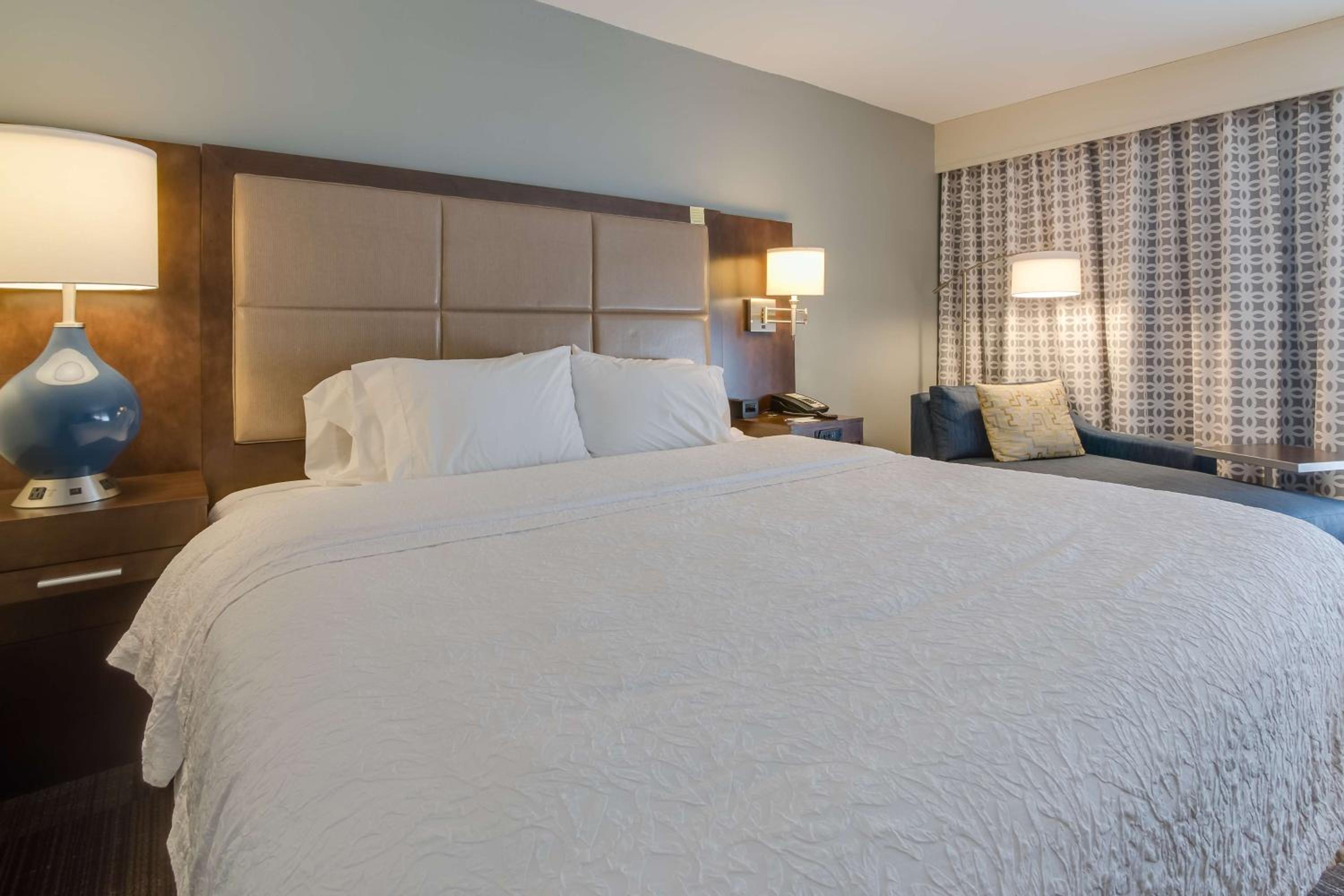 King Room with King Bed - Non-Smoking - Photo 4