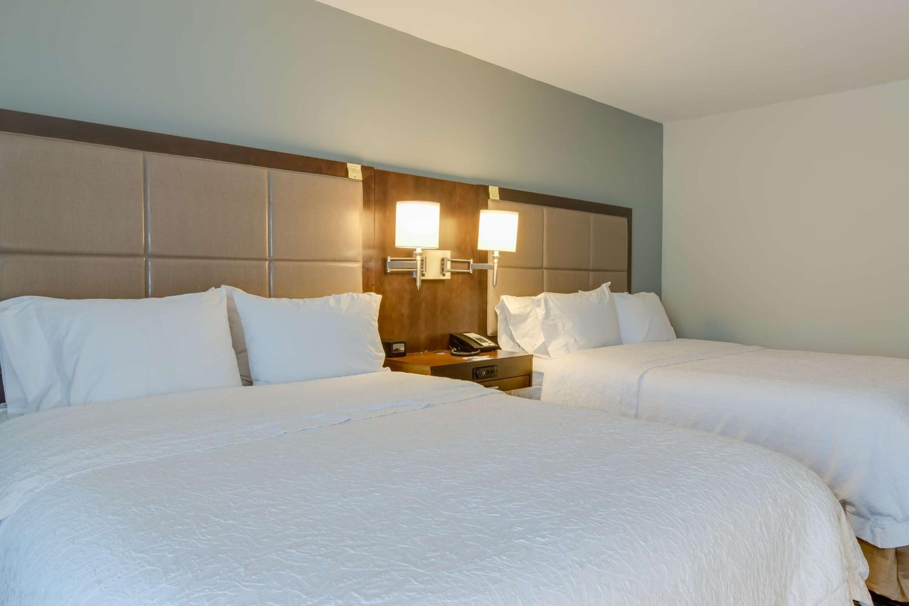 Room with Two Queen Beds - Non-Smoking - Photo 3