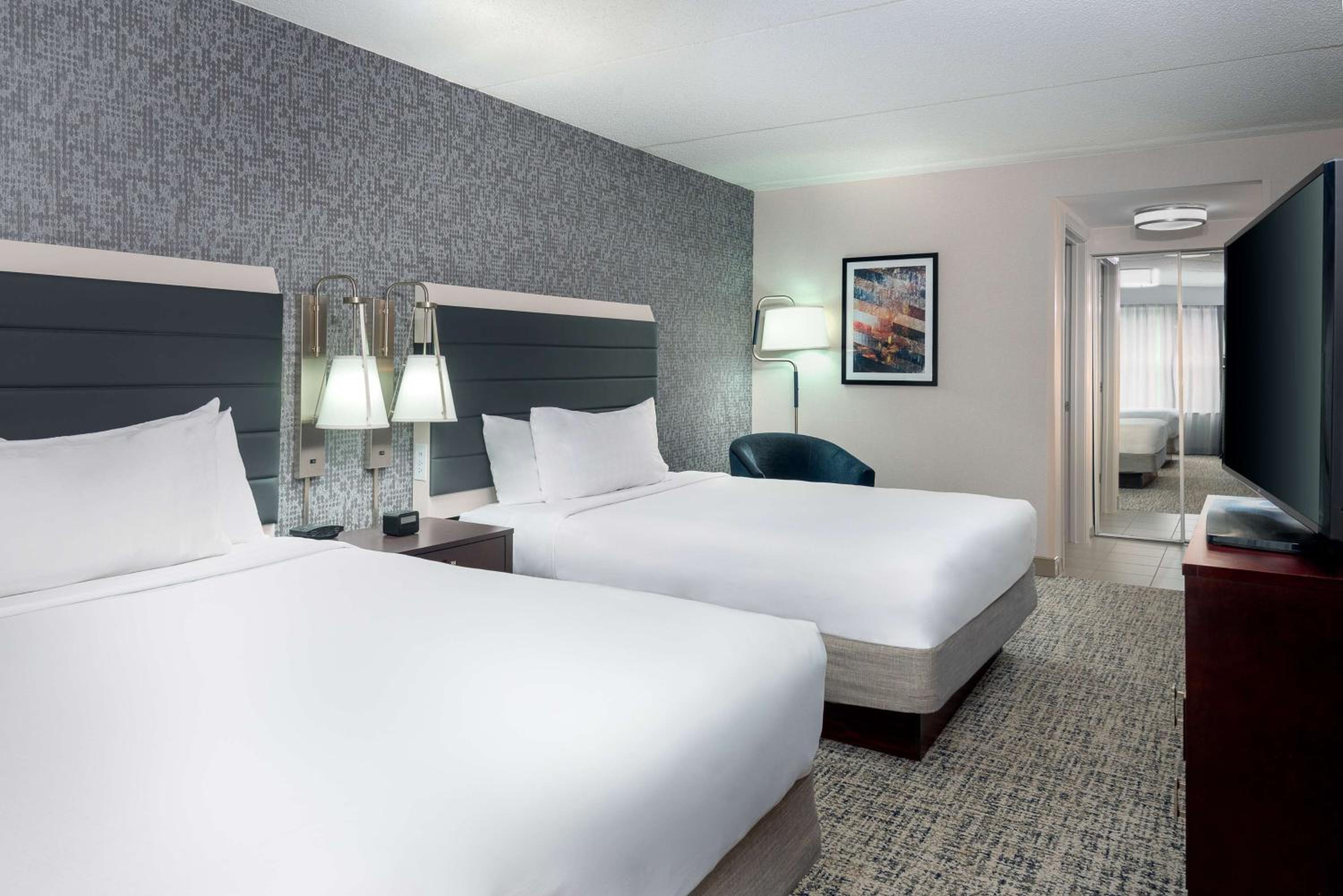 One-Bedroom Queen Suite with Two Queen Beds - Non-Smoking - Photo 5