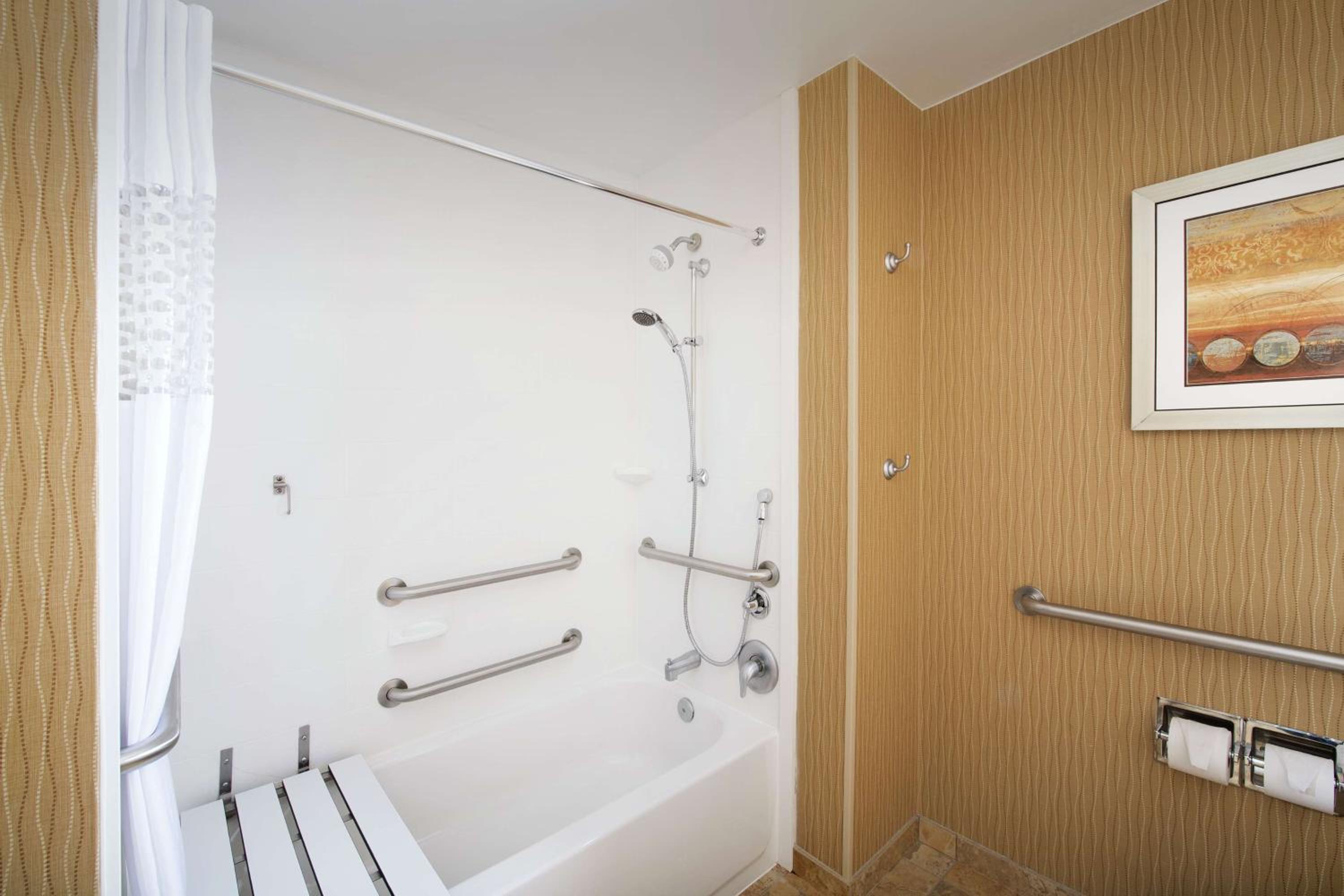 Queen Room with Two Queen Beds - Hearing Access/Non-Smoking - Photo 3