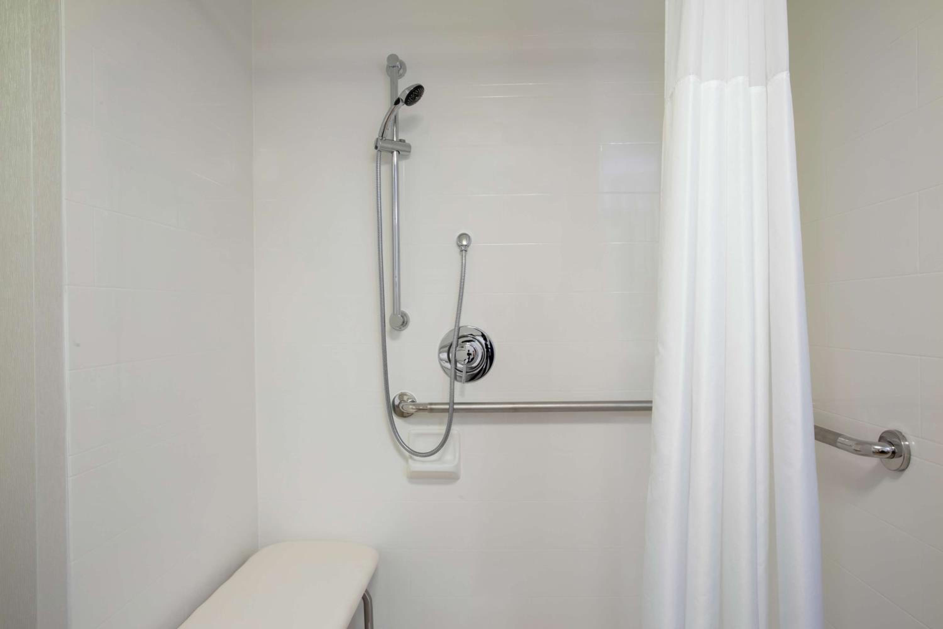 King Room with Walk-in Shower - Non-Smoking - Photo 4