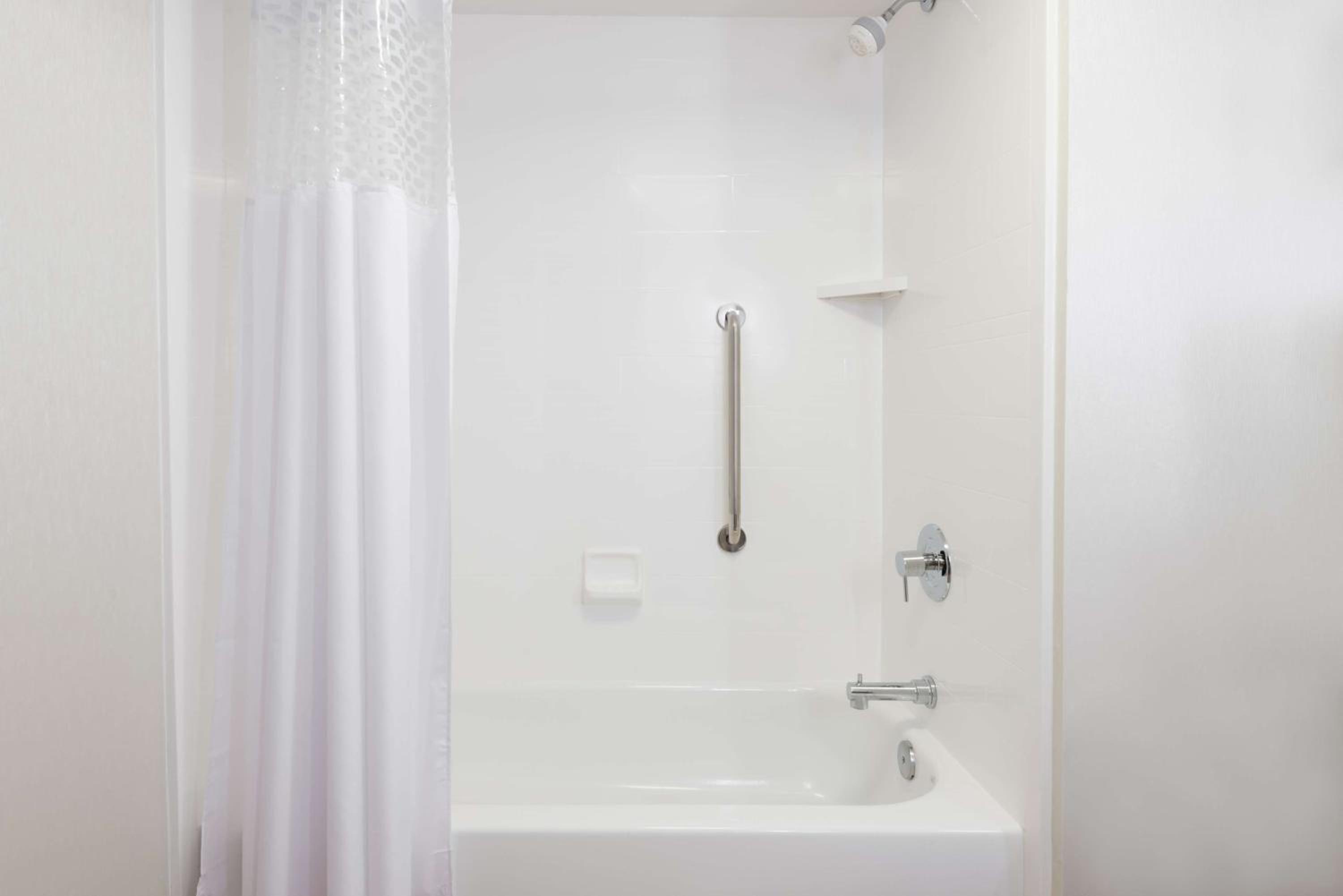 King Room with King Bed - Non-Smoking - Photo 4