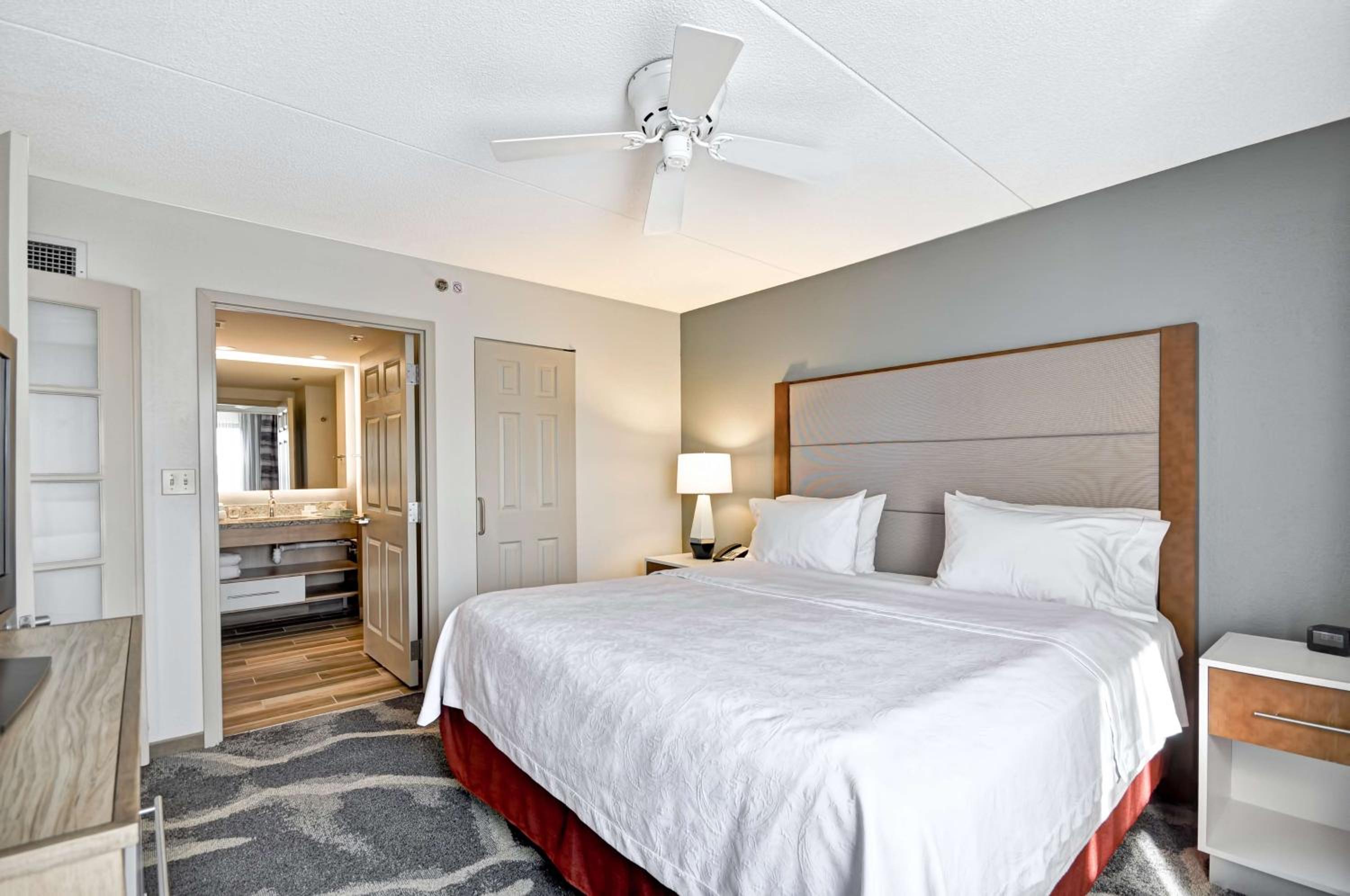 King Suite - Mobility Access/Non-Smoking photo 3