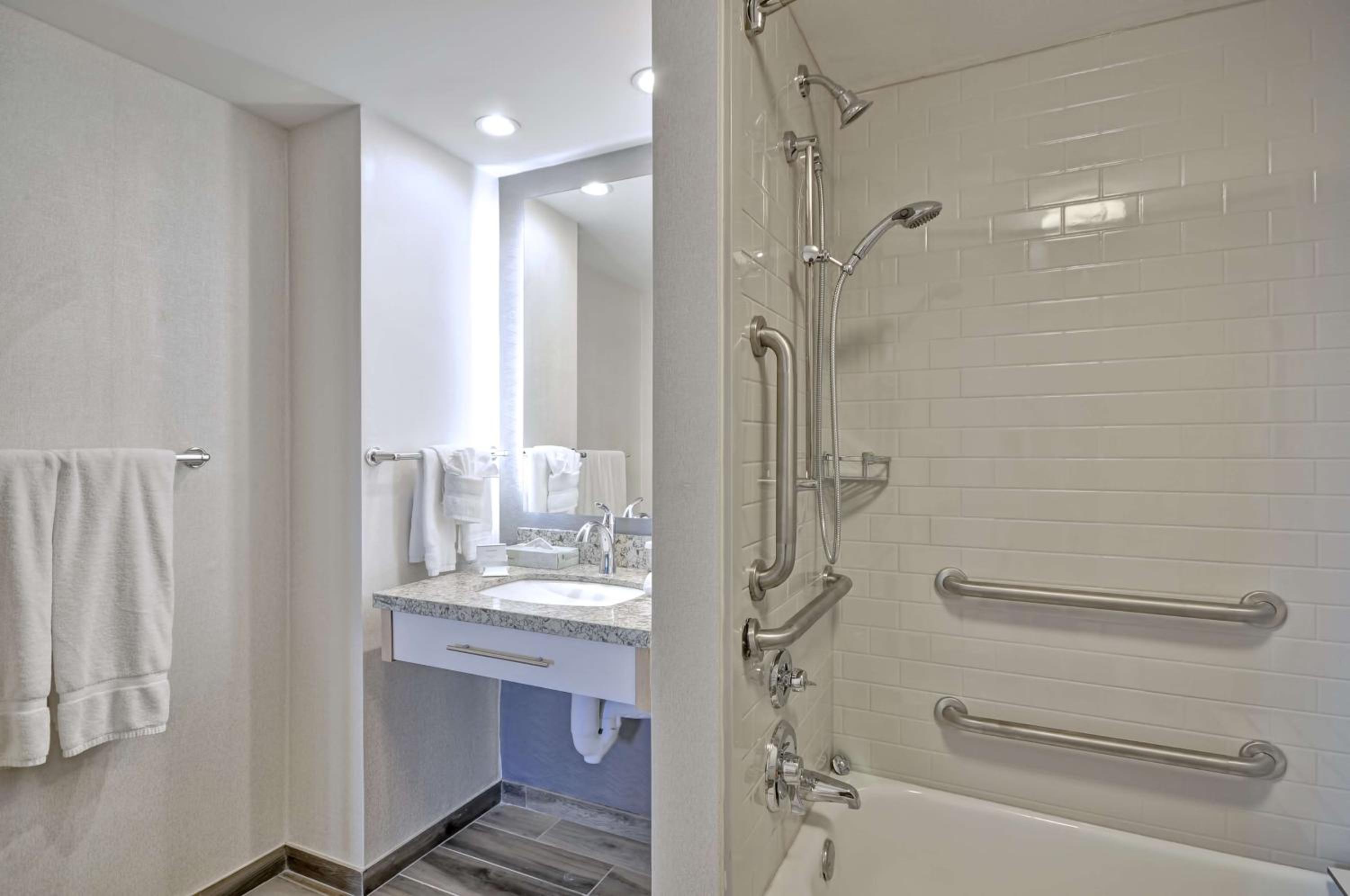 King Suite - Mobility Access/Non-Smoking photo 2