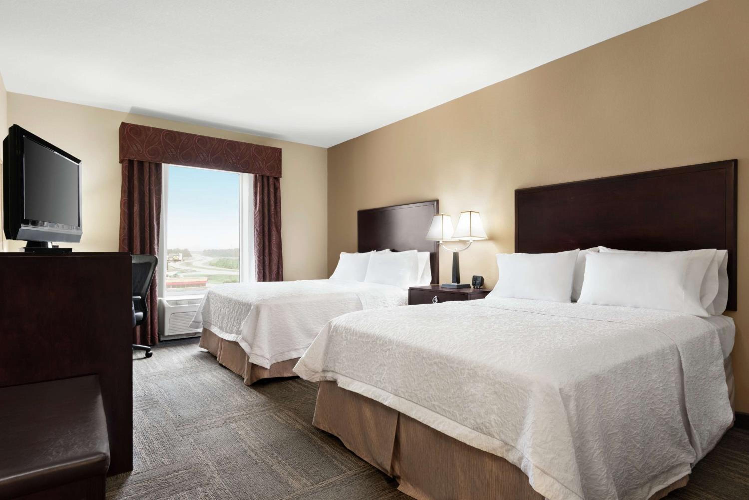 Room with Two Queen Beds - Non-Smoking - Photo 3