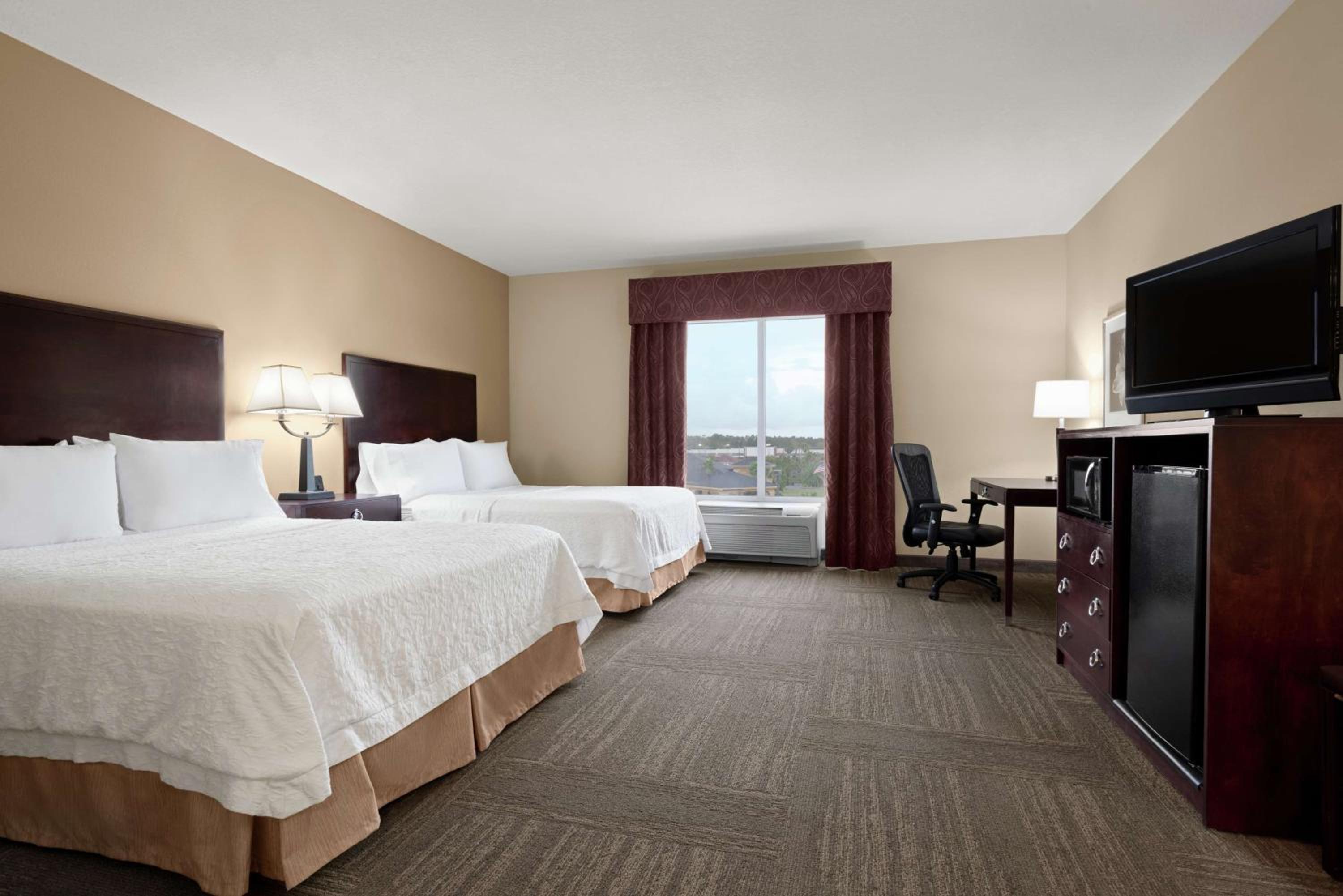 Double Room with Two Queen Beds and Bath Tub - Mobility Access - Photo 2
