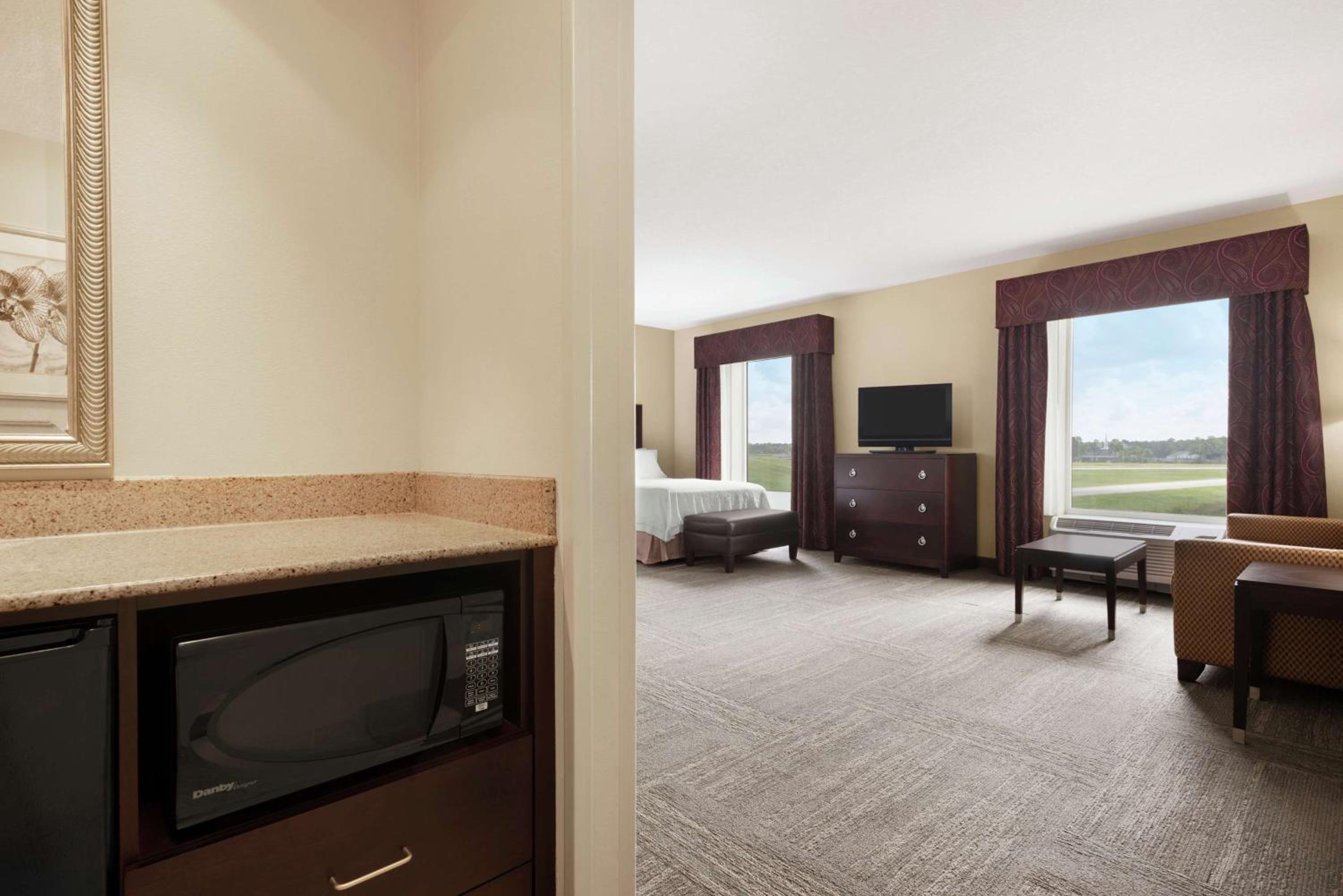 Queen Studio Suite with Two Queen Beds - Non-Smoking - Photo 3
