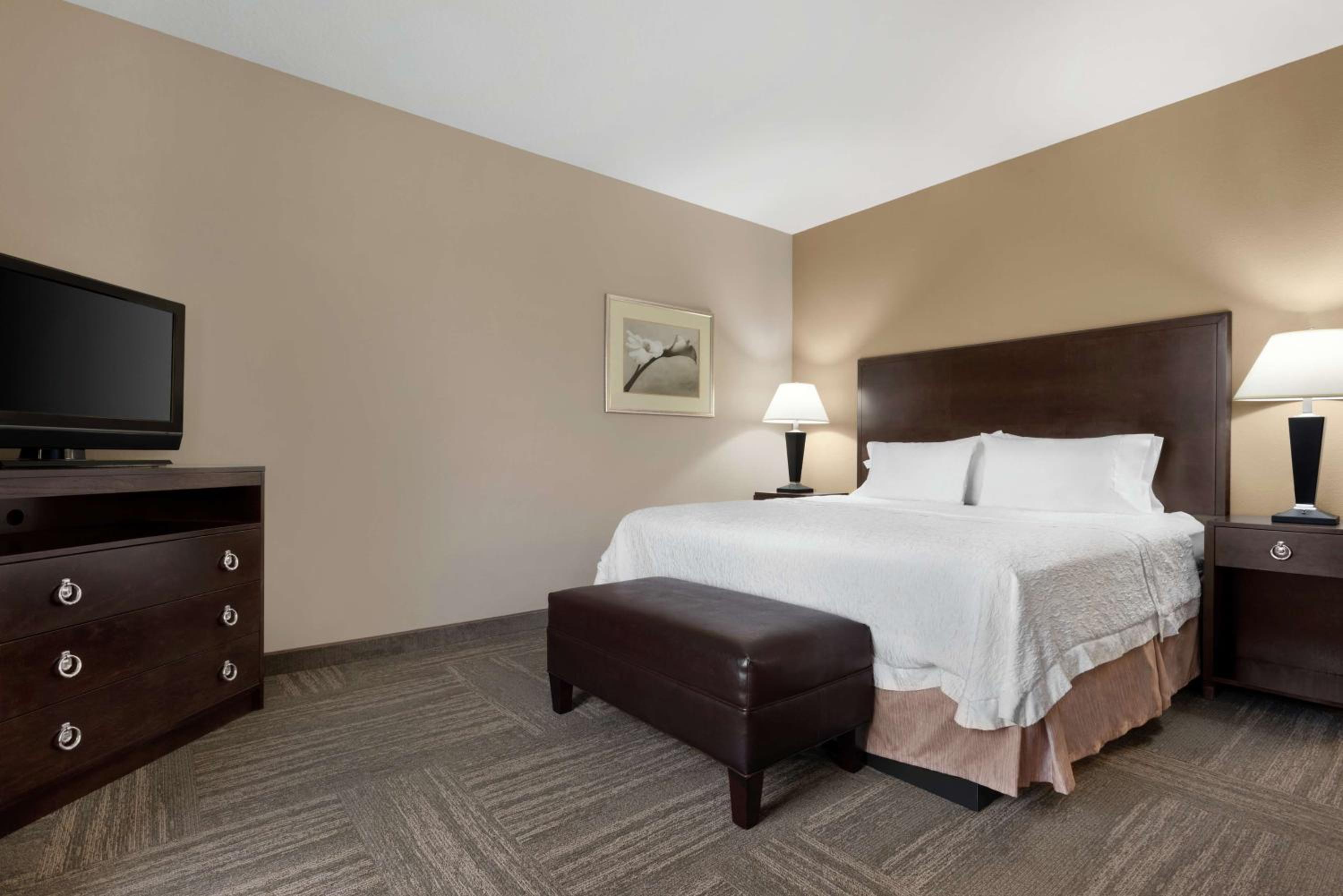 King Room with King Bed - Non-Smoking - Photo 3
