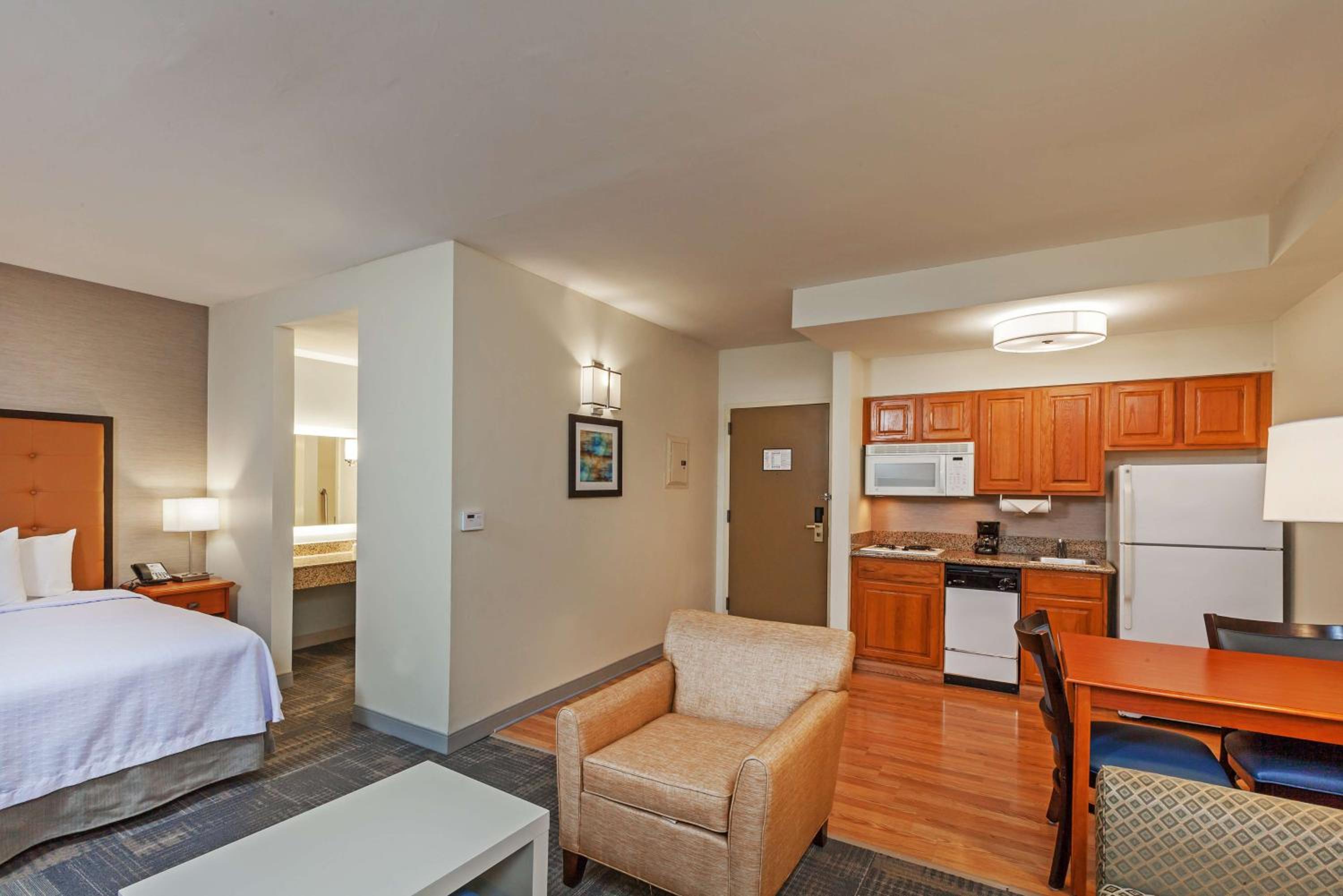 King Studio Suite - Non-Smoking - Photo 3
