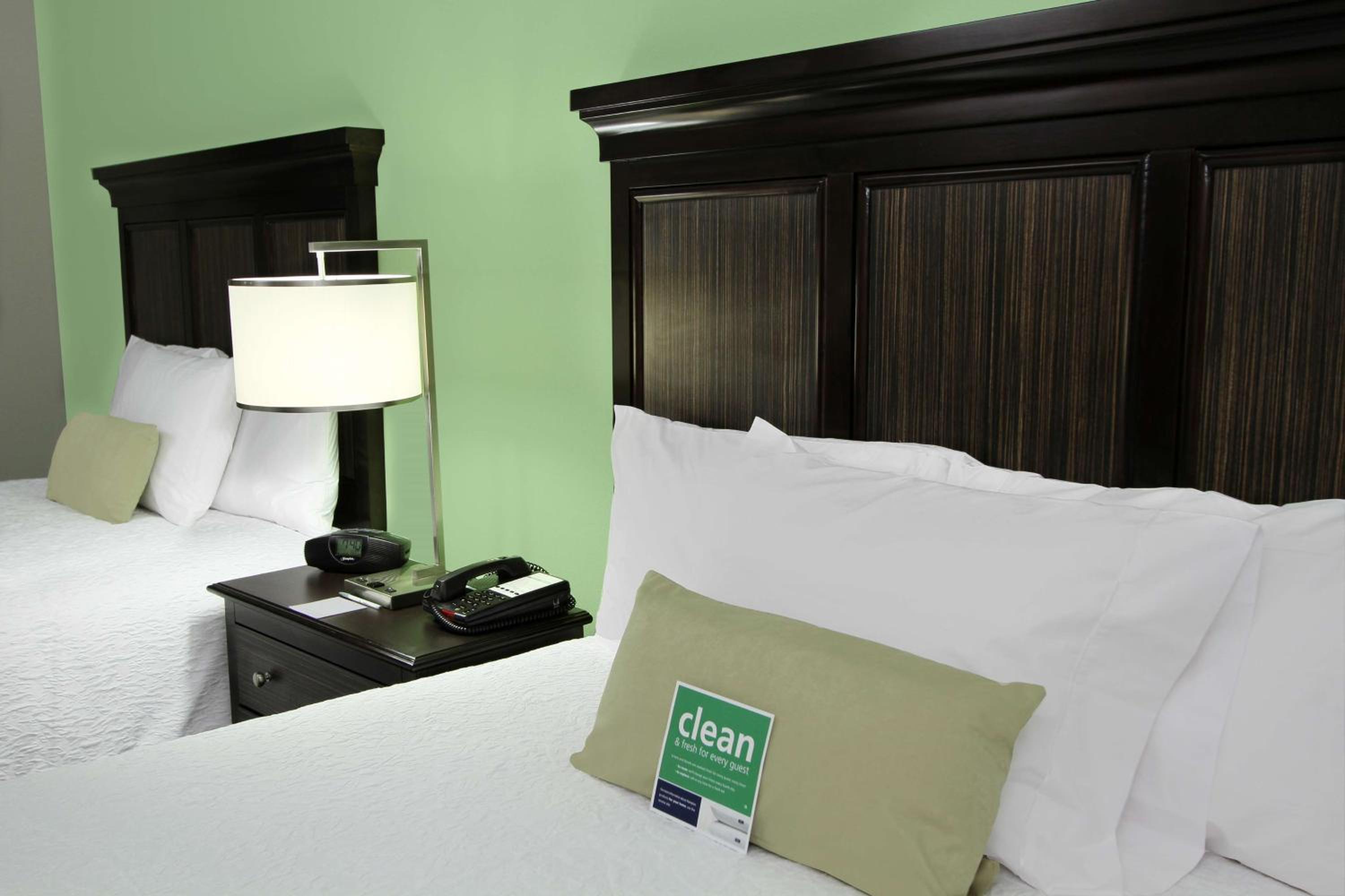 Room with Two Queen Beds - Non-Smoking - Photo 3