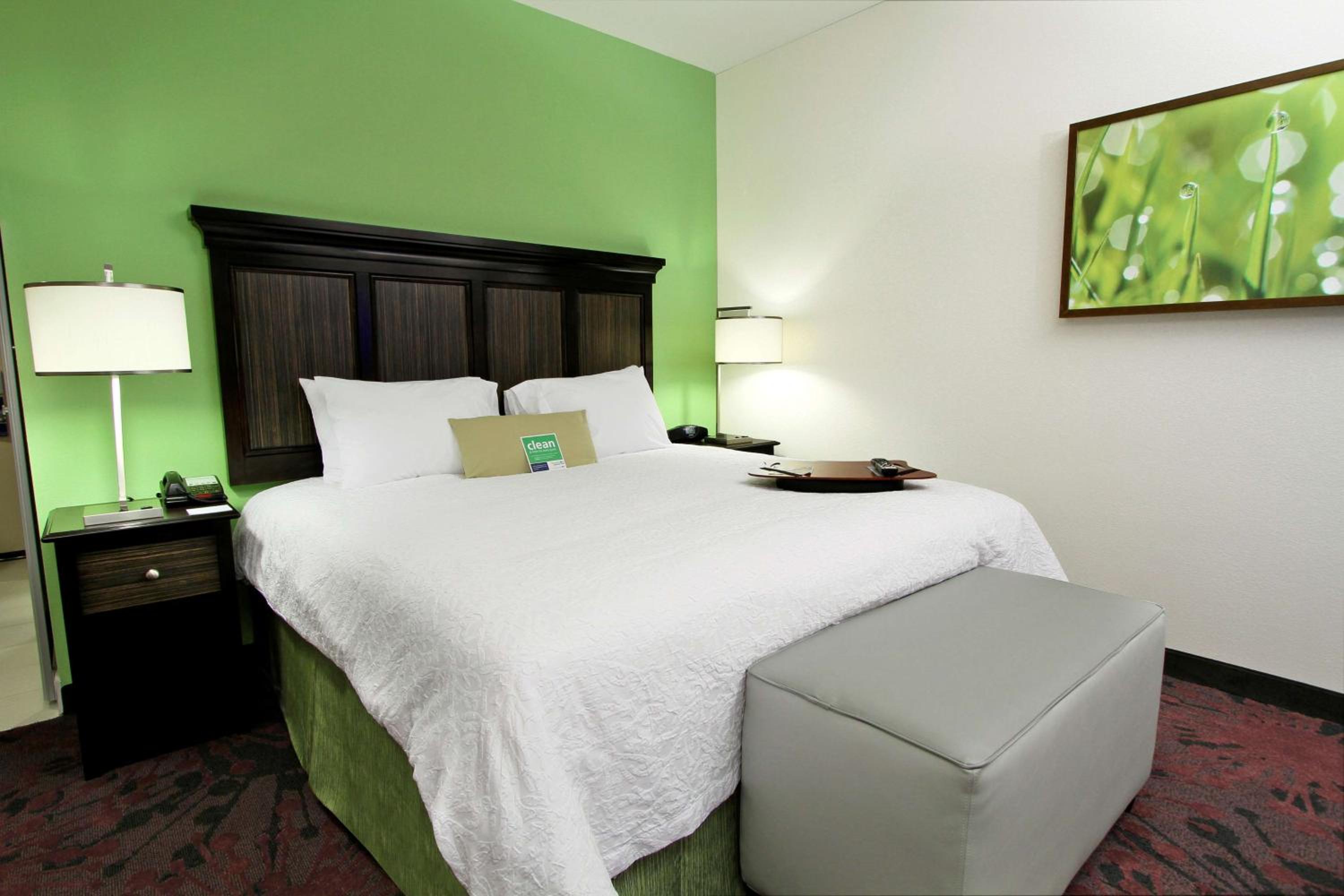 King Room with King Bed - Non-Smoking - Photo 3