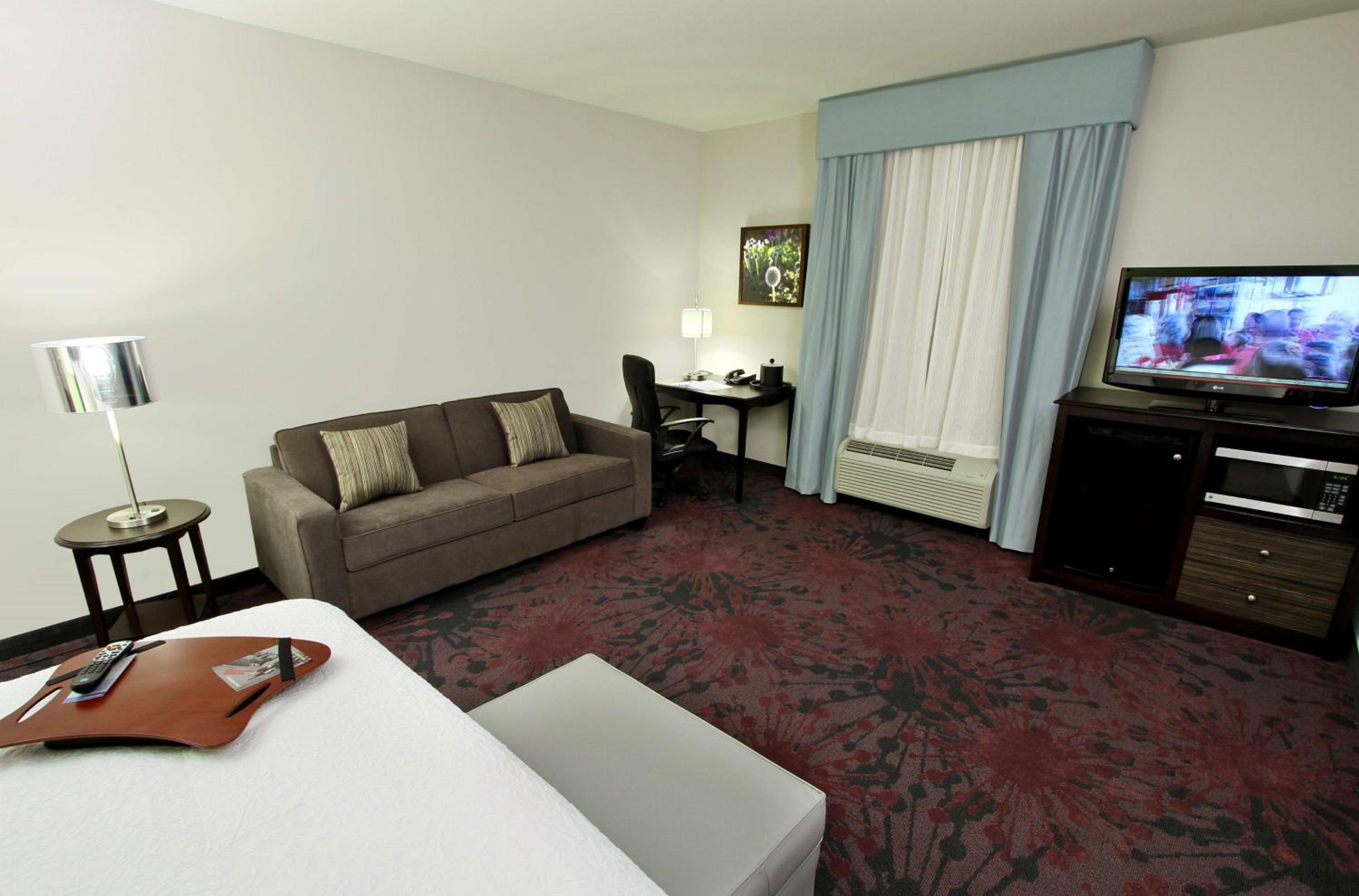 King Room with King Bed - Non-Smoking - Photo 5