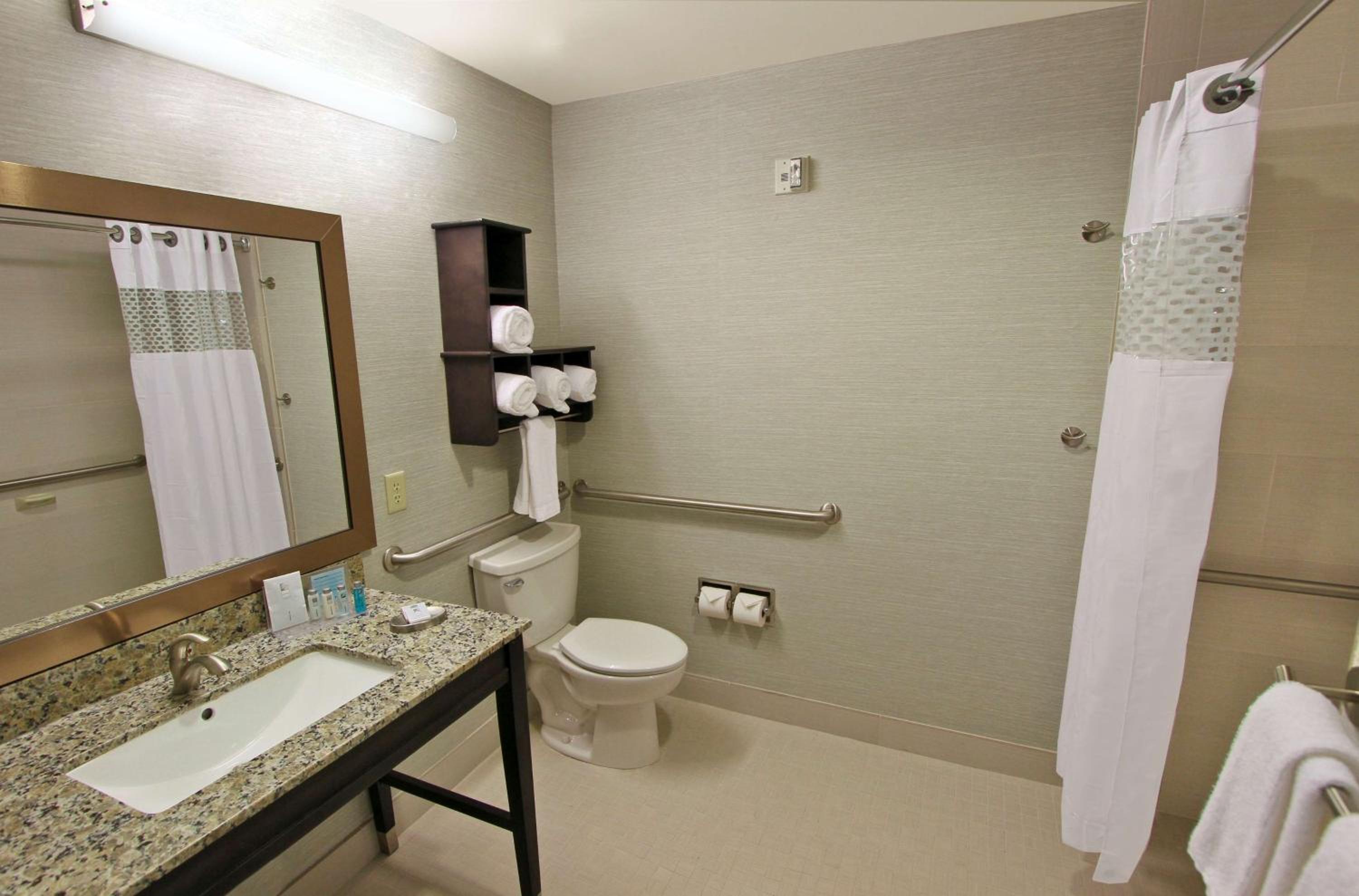 King Room with Accessible Tub - Mobility and Hearing Access/Non-Smoking - Photo 3