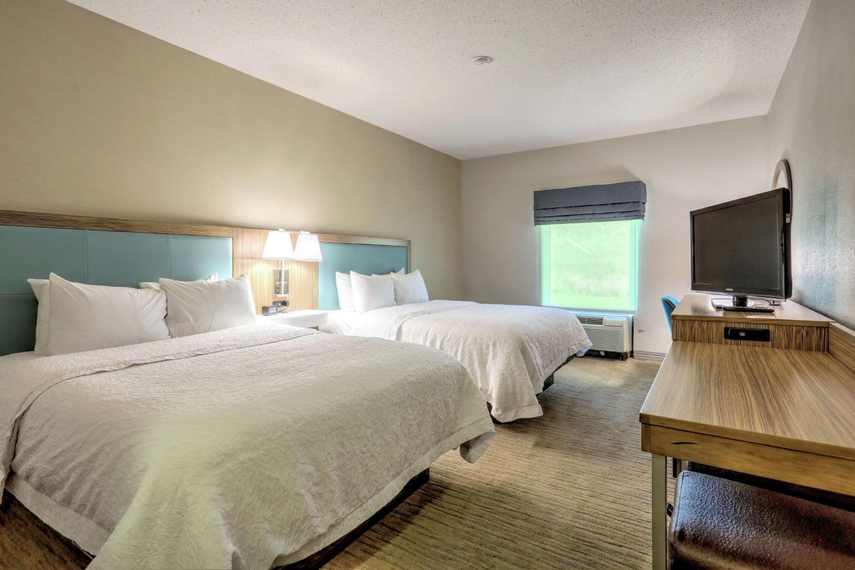 Room with Two Queen Beds - Non-Smoking - Photo 2
