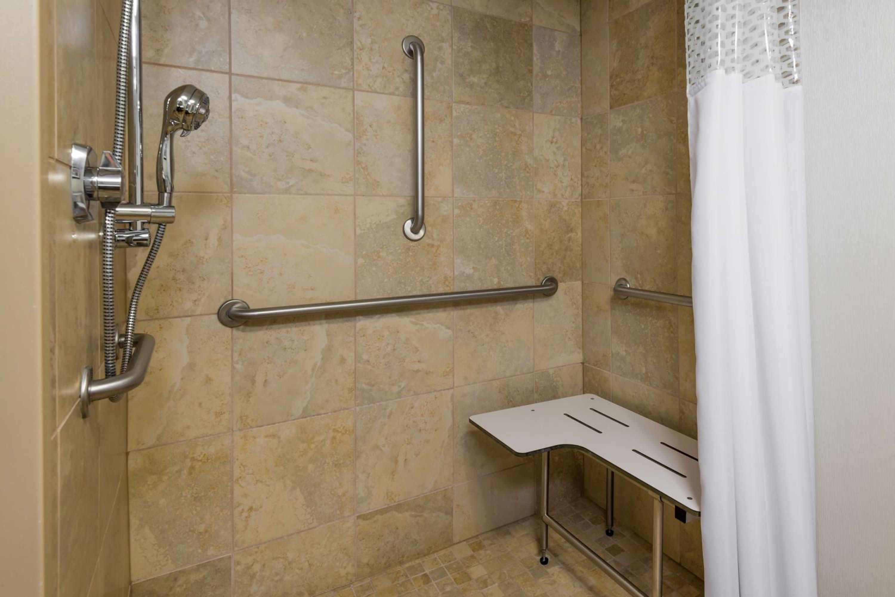 King Room with Roll-In Shower - Mobility and Hearing Access/Non-Smoking - Photo 3